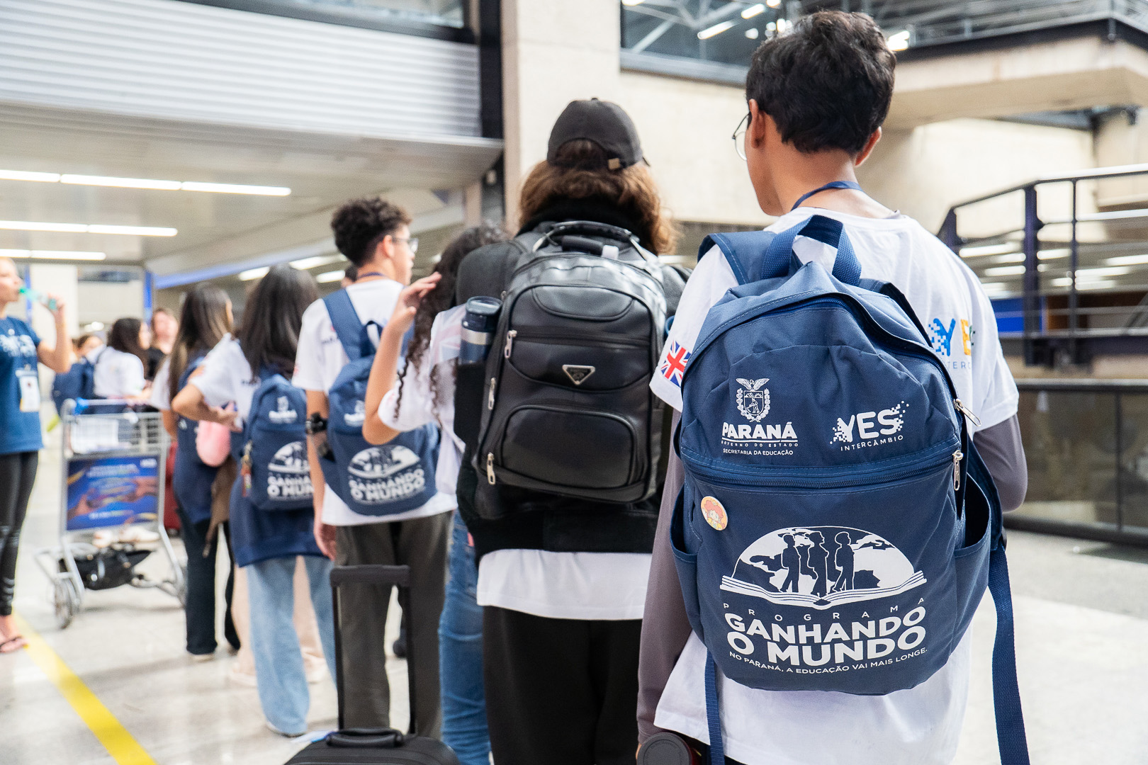 Com emoção e expectativas, 26 estudantes do Paraná embarcam para o Reino Unido pelo Programa Ganhando o Mundo