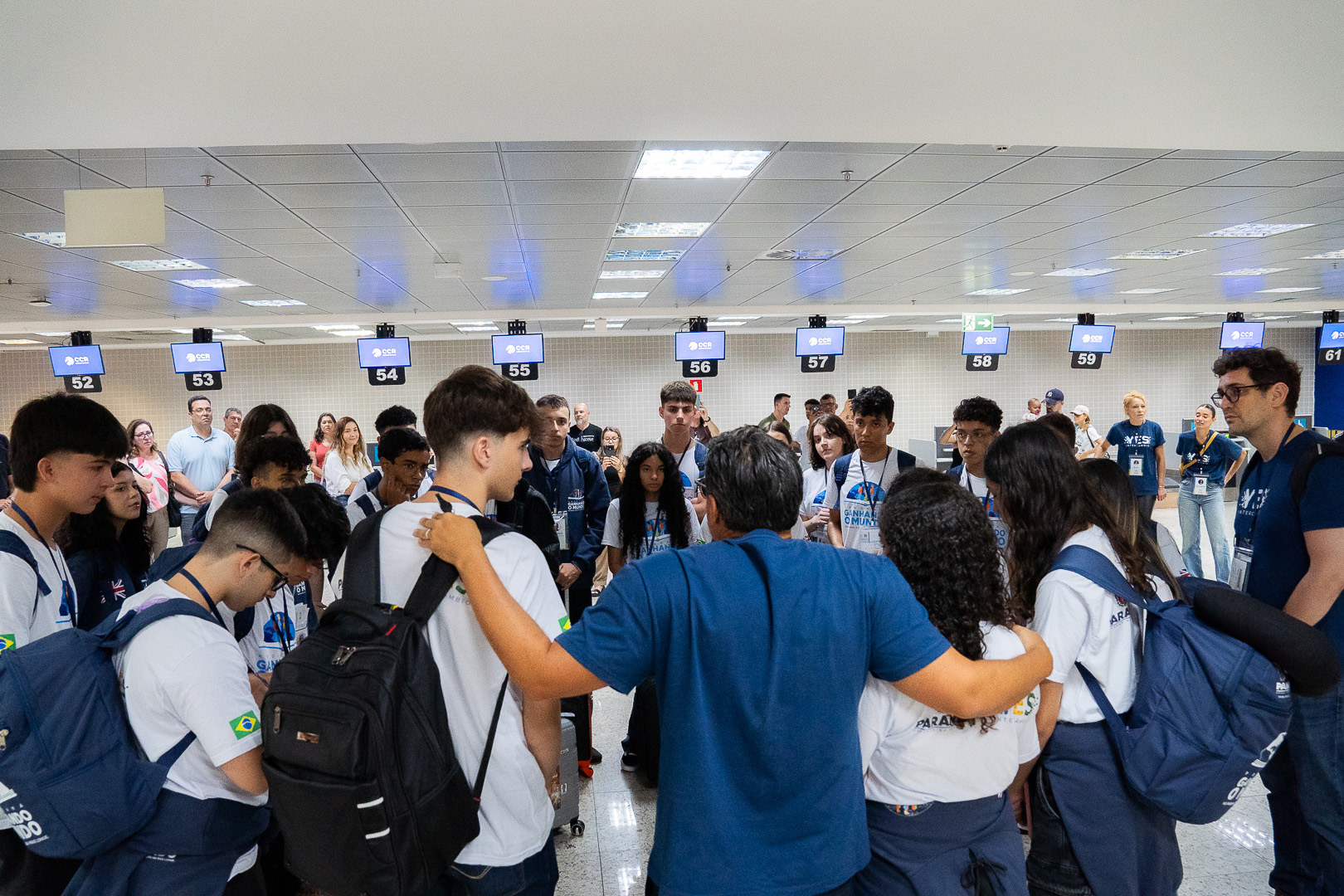 Com emoção e expectativas, 26 estudantes do Paraná embarcam para o Reino Unido pelo Programa Ganhando o Mundo