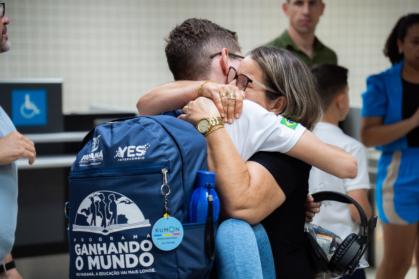Com emoção e expectativas, 26 estudantes do Paraná embarcam para o Reino Unido pelo Programa Ganhando o Mundo