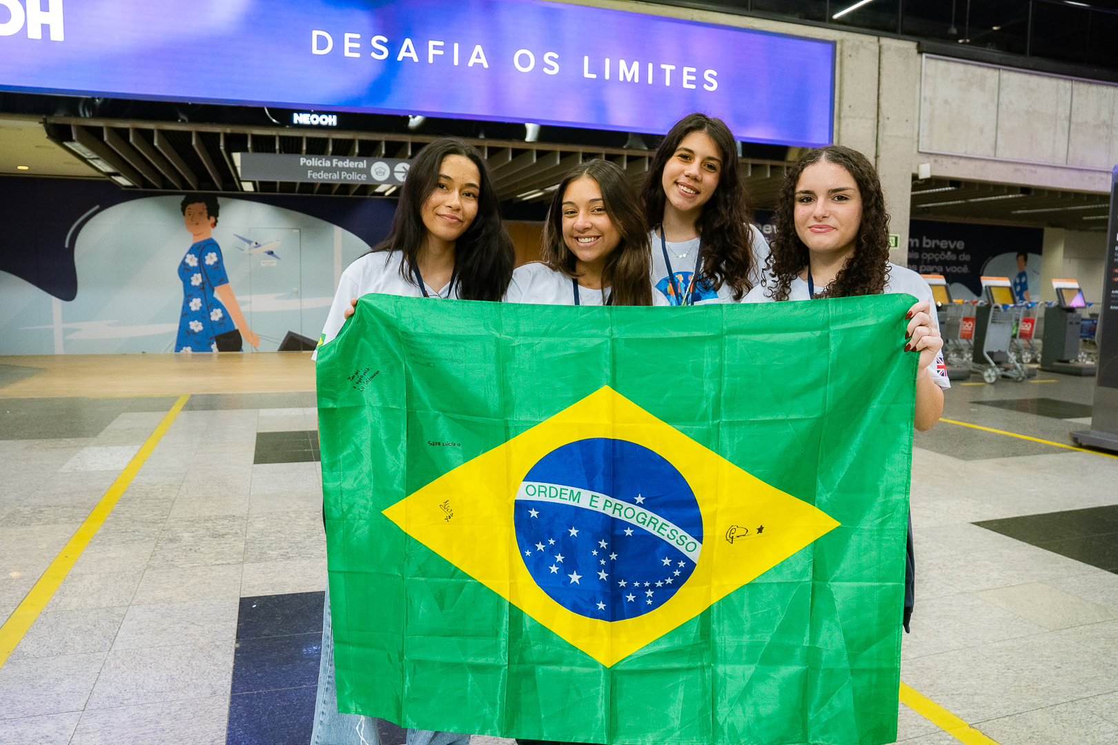 Com emoção e expectativas, 26 estudantes do Paraná embarcam para o Reino Unido pelo Programa Ganhando o Mundo