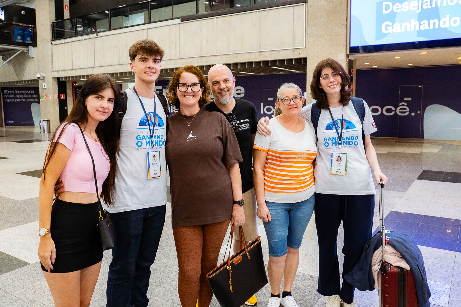 Com emoção e expectativas, 26 estudantes do Paraná embarcam para o Reino Unido pelo Programa Ganhando o Mundo