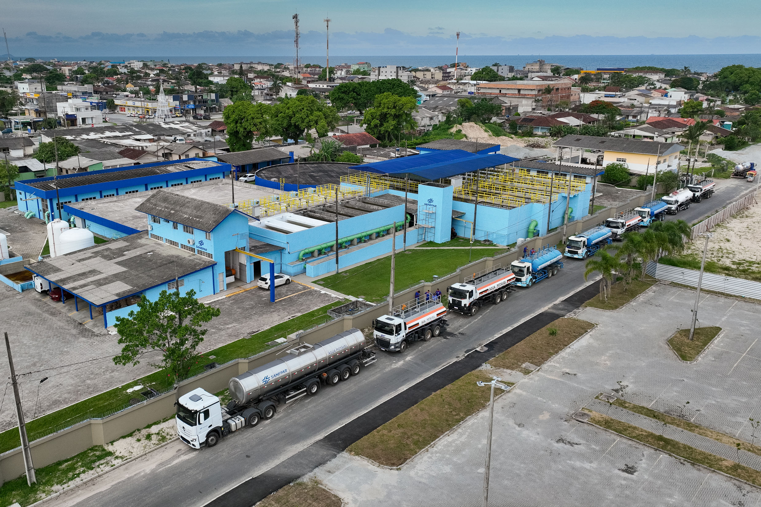 Sanepar reforça abastecimento com bags gigantes, 26 caminhões-pipa e troca de adutoras no Litoral