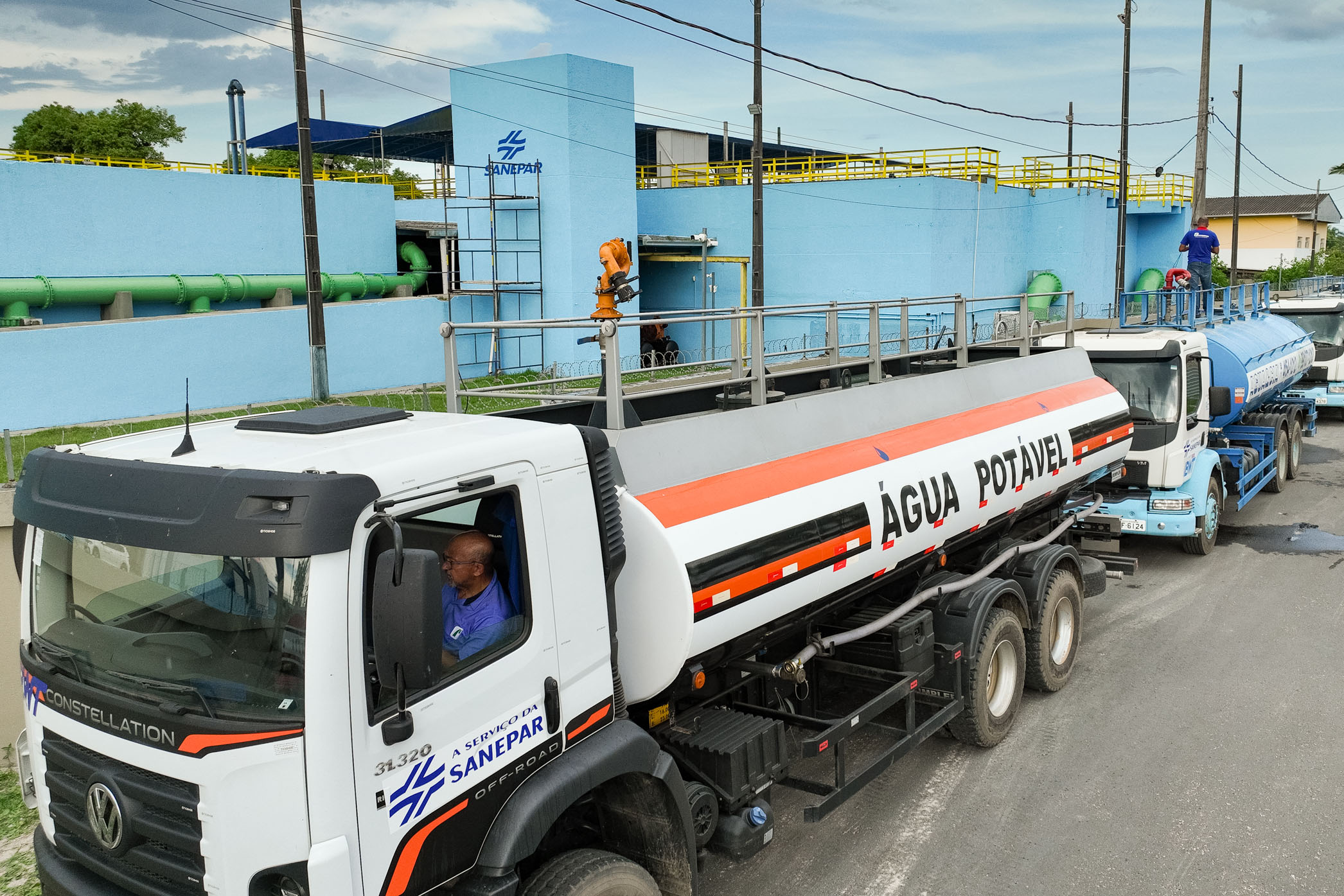 Sanepar reforça abastecimento com bags gigantes, 26 caminhões-pipa e troca de adutoras no Litoral