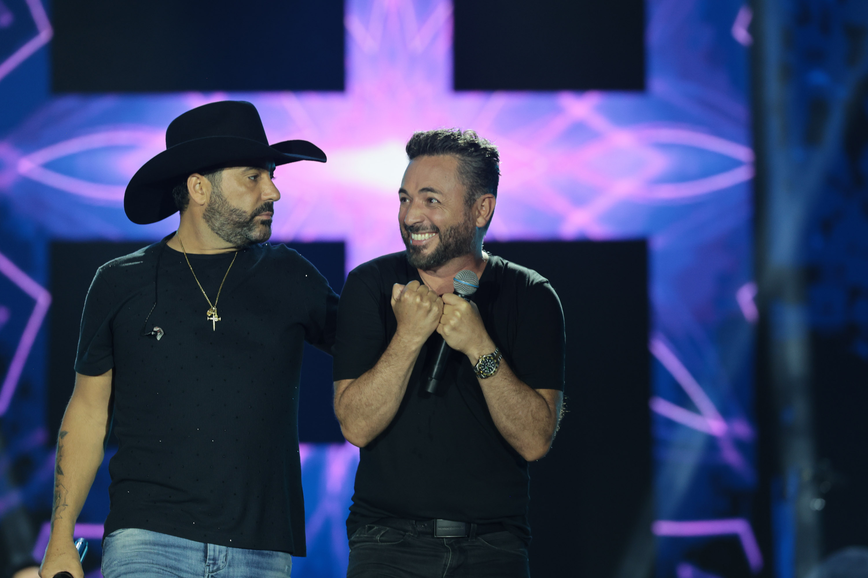 Do palco sunset ao principal: vídeo leva músico sertanejo a cantar com Edson e Hudson no Verão Maior Paraná