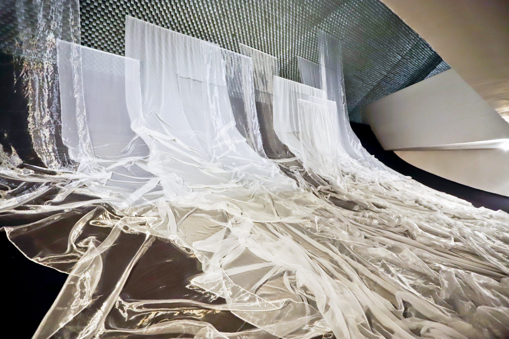 Última semana da exposição “Através”, da artista Mariana Palma