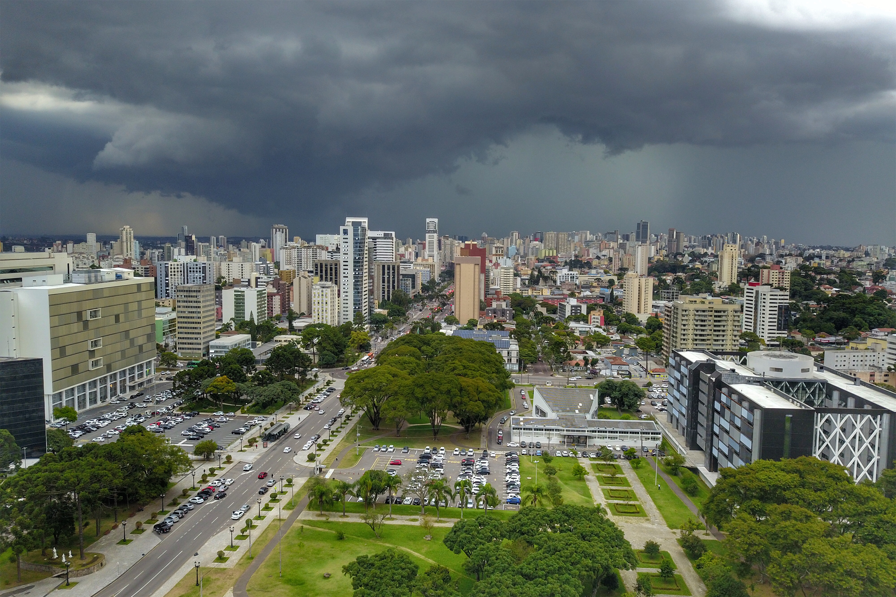 SEMANA DE CHUVA TERÁ TEMPERATURAS MAIS AMENAS NO PARANÁ