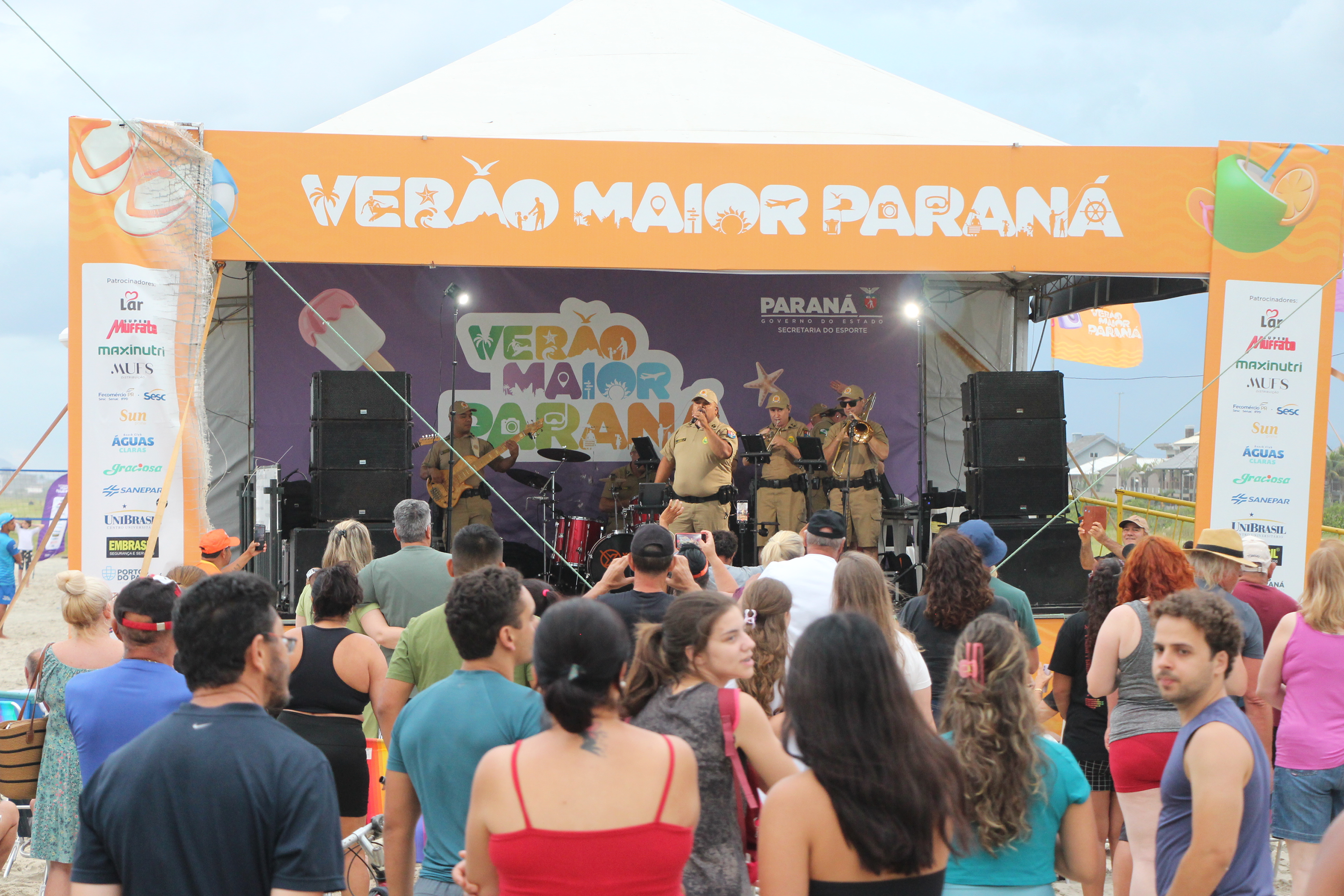 Nem a chuva afasta o público: Banda da PMPR agita o Palco Sunset em Shangri-lá