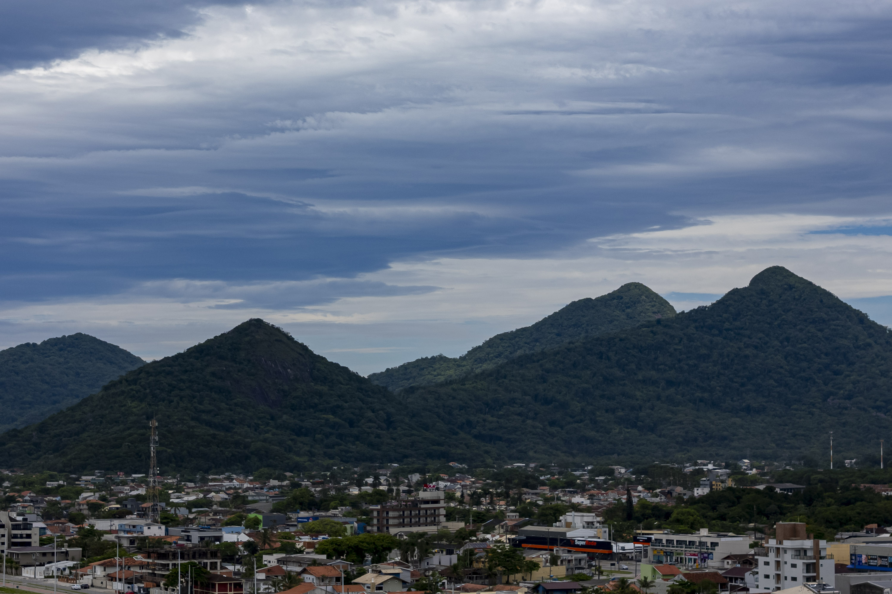 LITORAL TERÁ FIM DE SEMANA DE MUITO CALOR E PANCADAS DE CHUVA