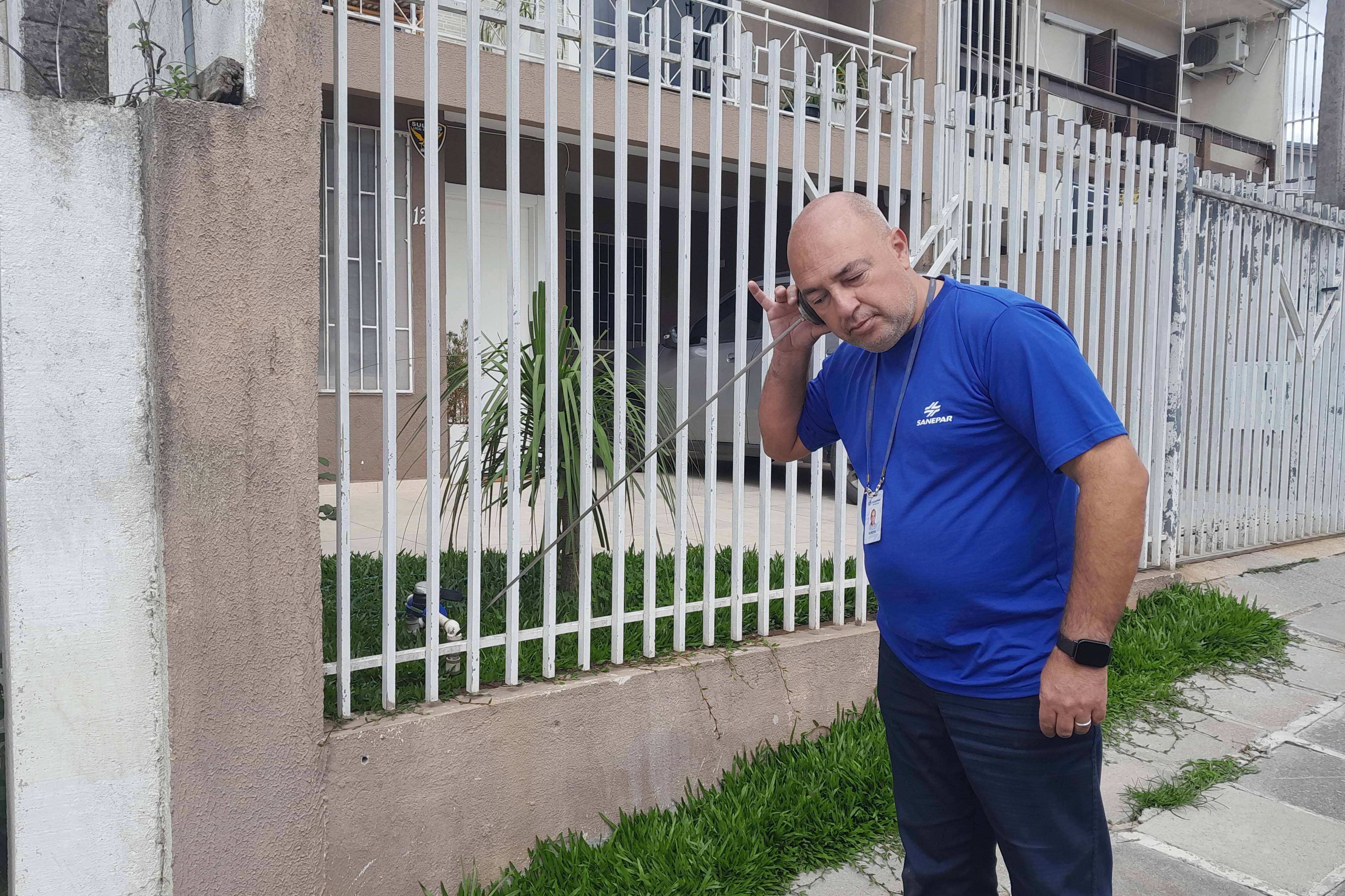 "Caçadores de vazamentos" da Sanepar usam audição treinada para evitar desperdício água