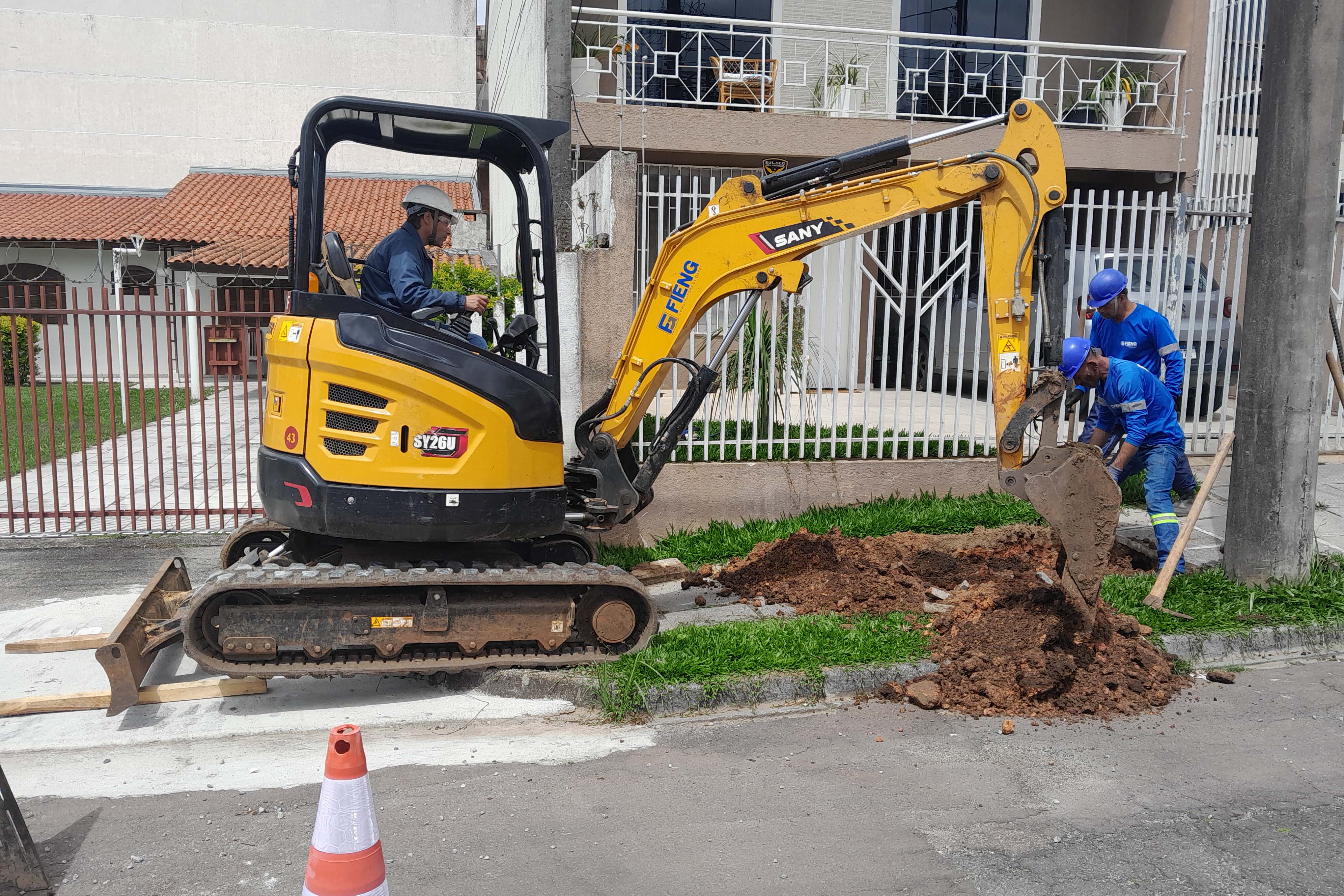 "Caçadores de vazamentos" da Sanepar usam audição treinada para evitar desperdício água