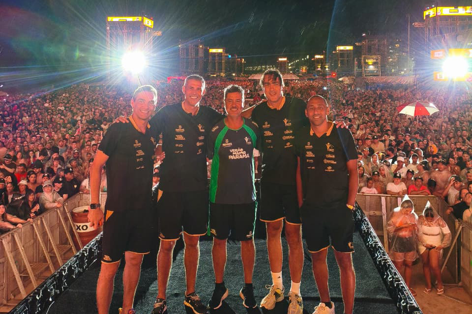 Campeões olímpicos do vôlei curtem show em Matinhos