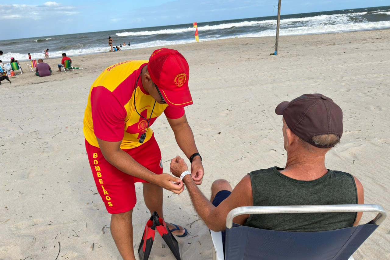 Hidratação, pulseira de identificação e protetor solar: bombeiros orientam cuidados com idosos nas praias