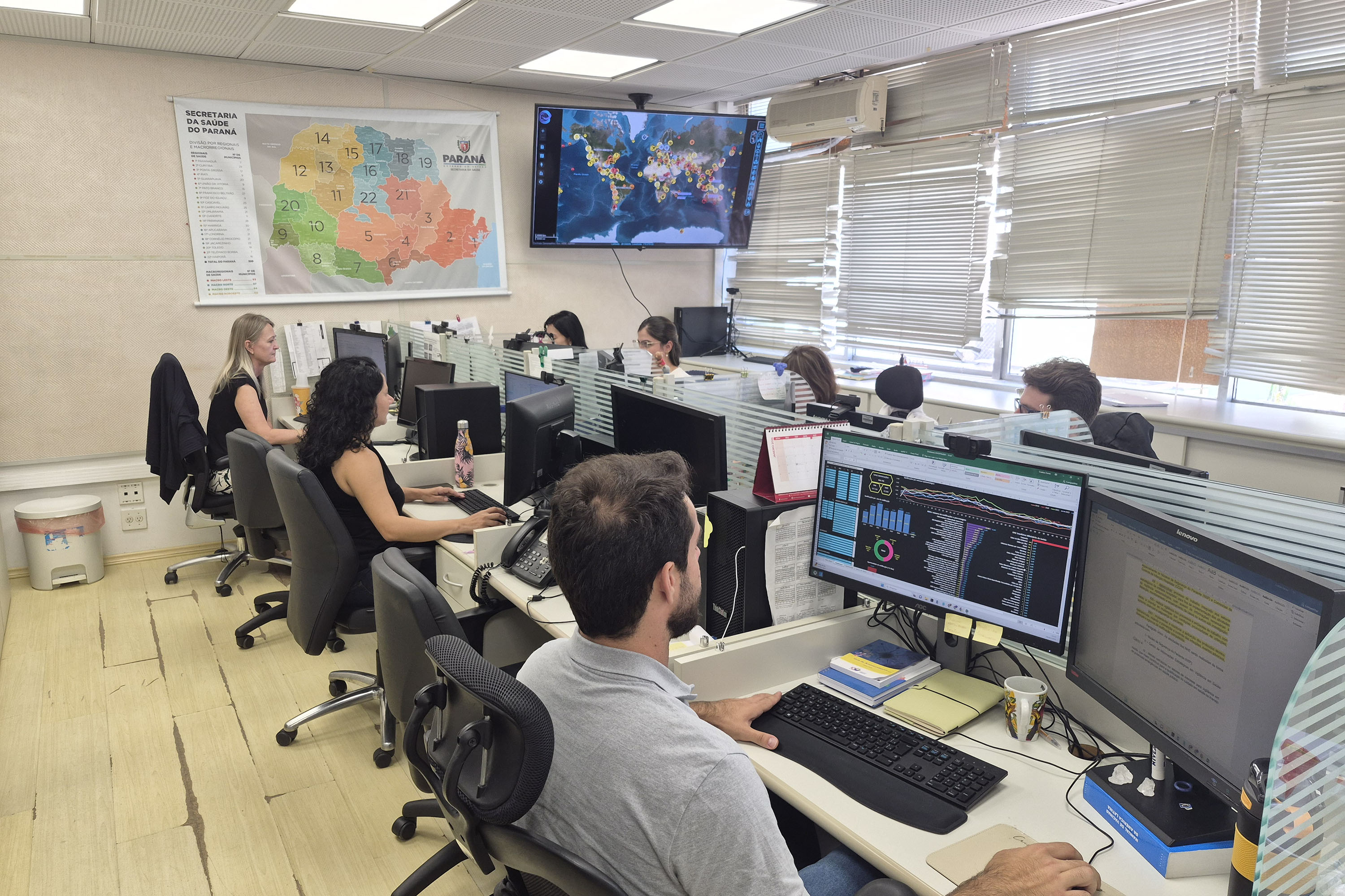 SESA - Centro de Informações Estratégicas da Sesa atua como “radar” para antecipar emergências de saúde pública no Paraná