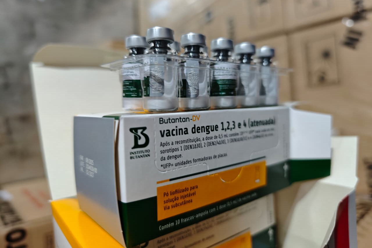 Paraná inicia distribuição de novas doses de vacina contra a dengue e amplia proteção de profissionais de saúde