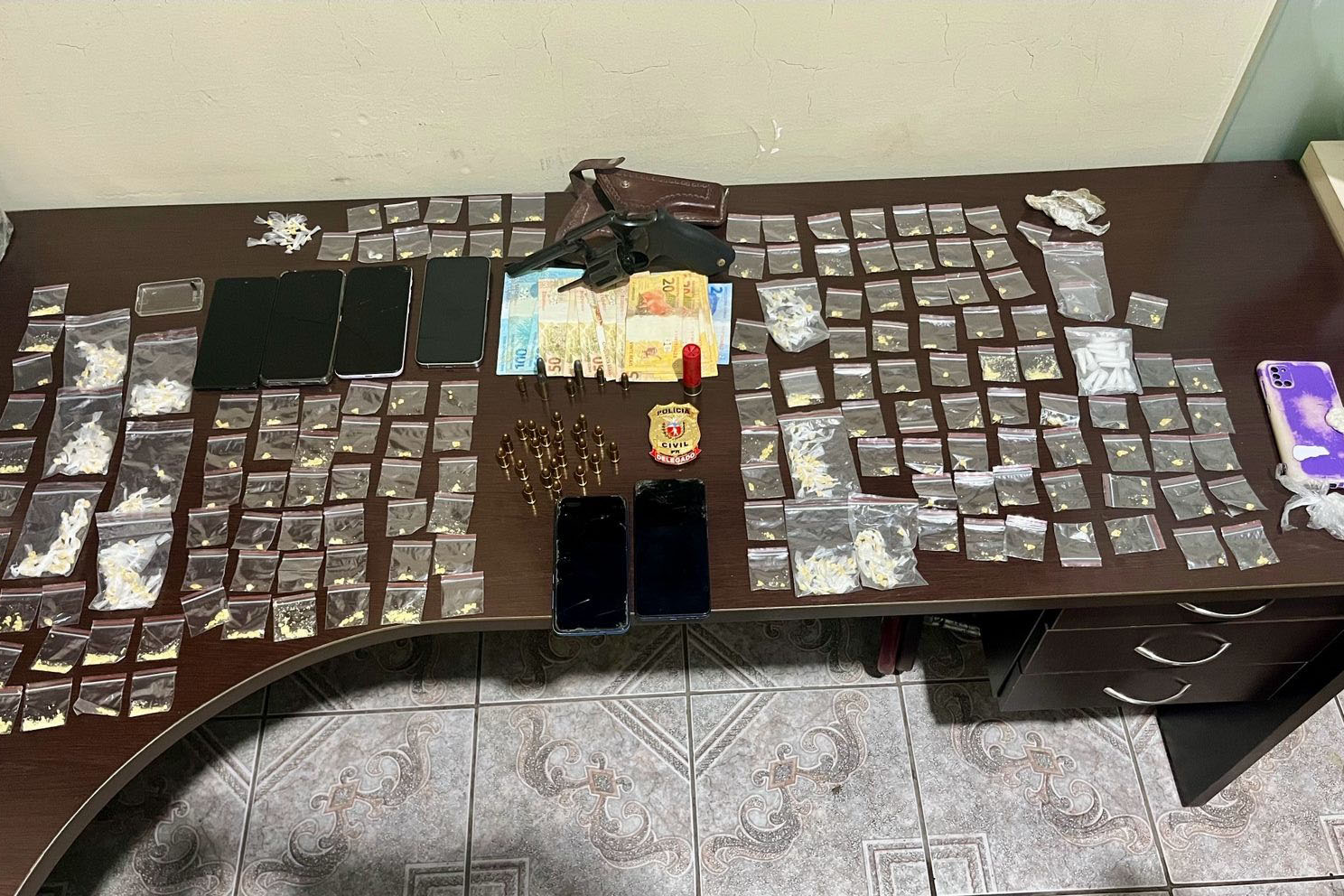  PCPR prende três pessoas e apreende drogas e armamento em Cerro Azul 