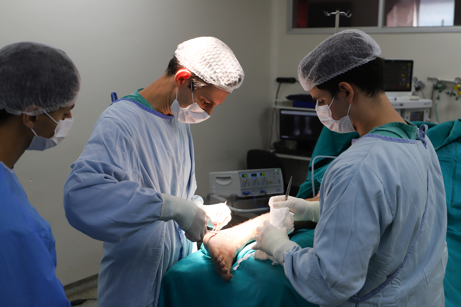 Procedimento com uso de biovidro no tratamento de infecção óssea é realizado pela primeira vez no HU-UEL