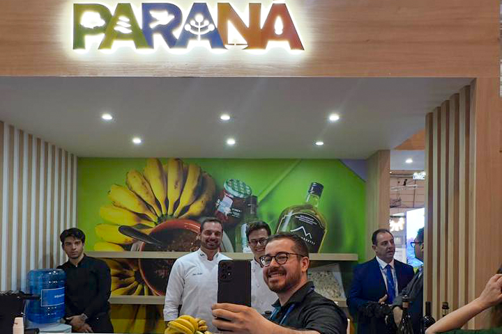 VIAJE PARANÁ - No estande do Viaje Paraná, empresas celebram negócios e parcerias em feira na Europa