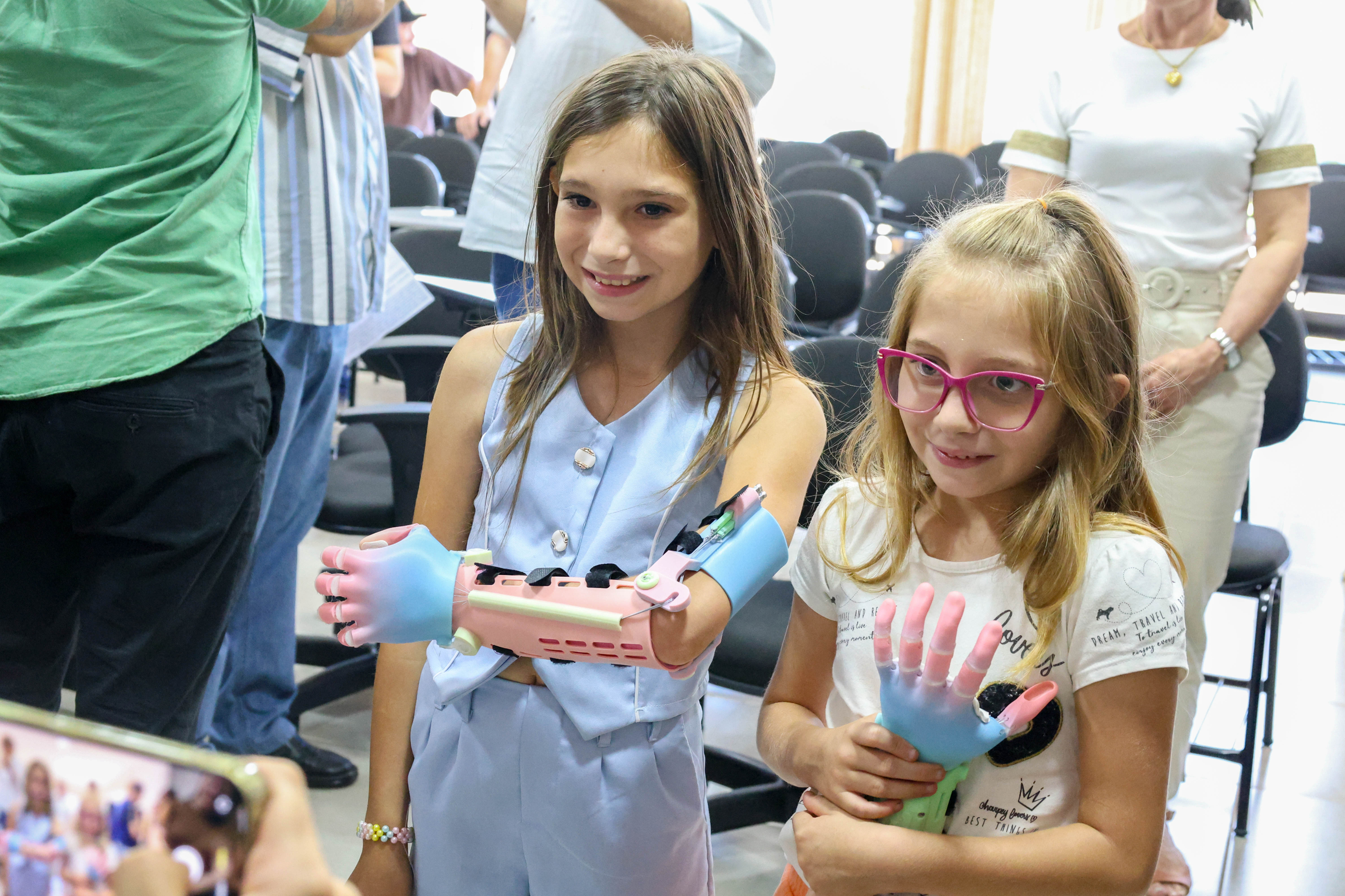 Menina conhece impressora 3D da Carreta da Inovação e recebe prótese de mão desenvolvida pelo Estado