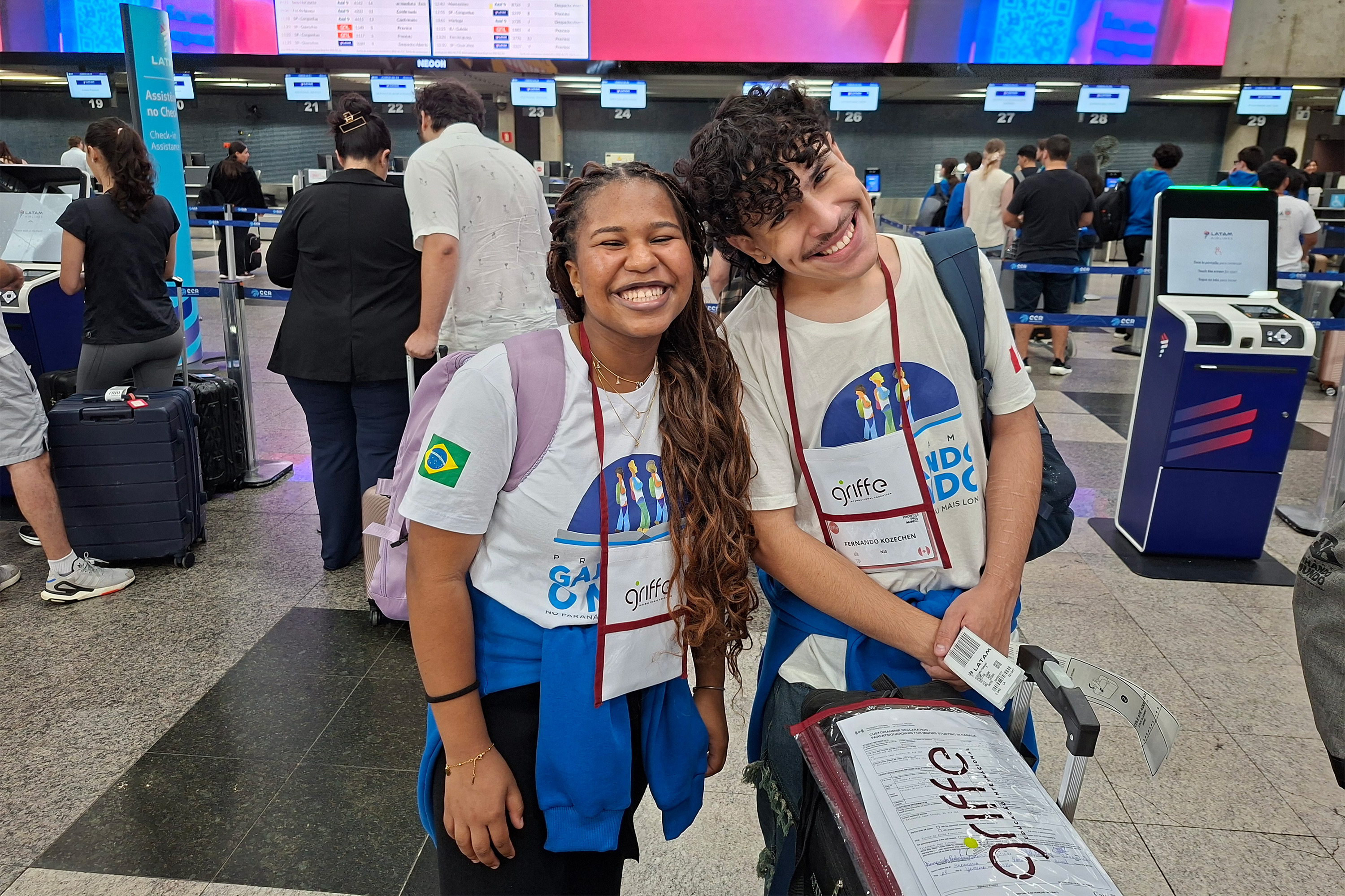 Último grupo de estudantes do Ganhando o Mundo embarcou para o Canadá neste domingo (08)