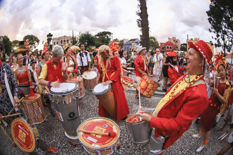 Folia antes da data: Curitiba atrai turistas em um dos maiores pré-carnavais do país