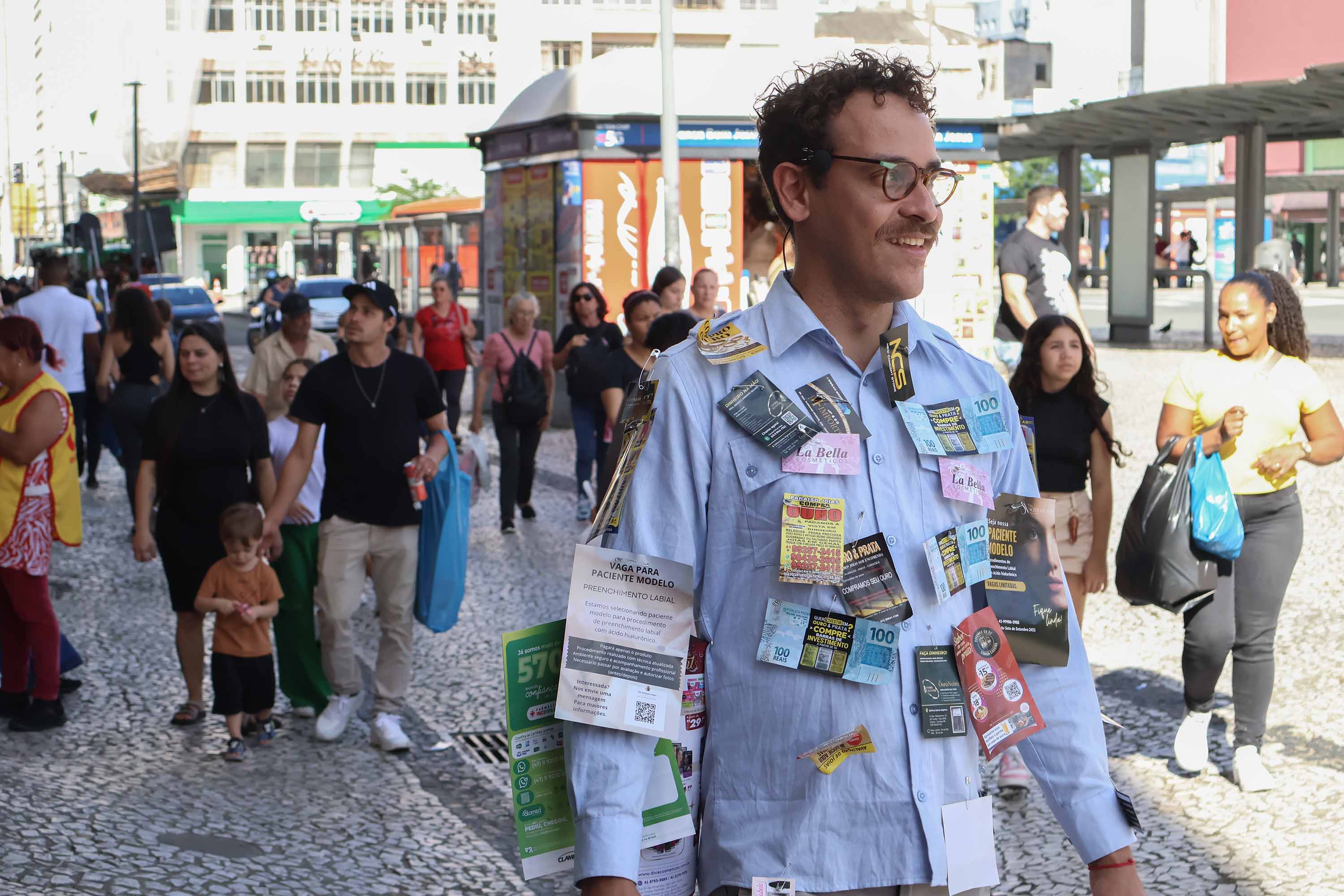 SEEC: Abertura da exposição “Vitrine Panfletária”, do artista Elilson, propõe novo olhar sobre os arquivos urbanos