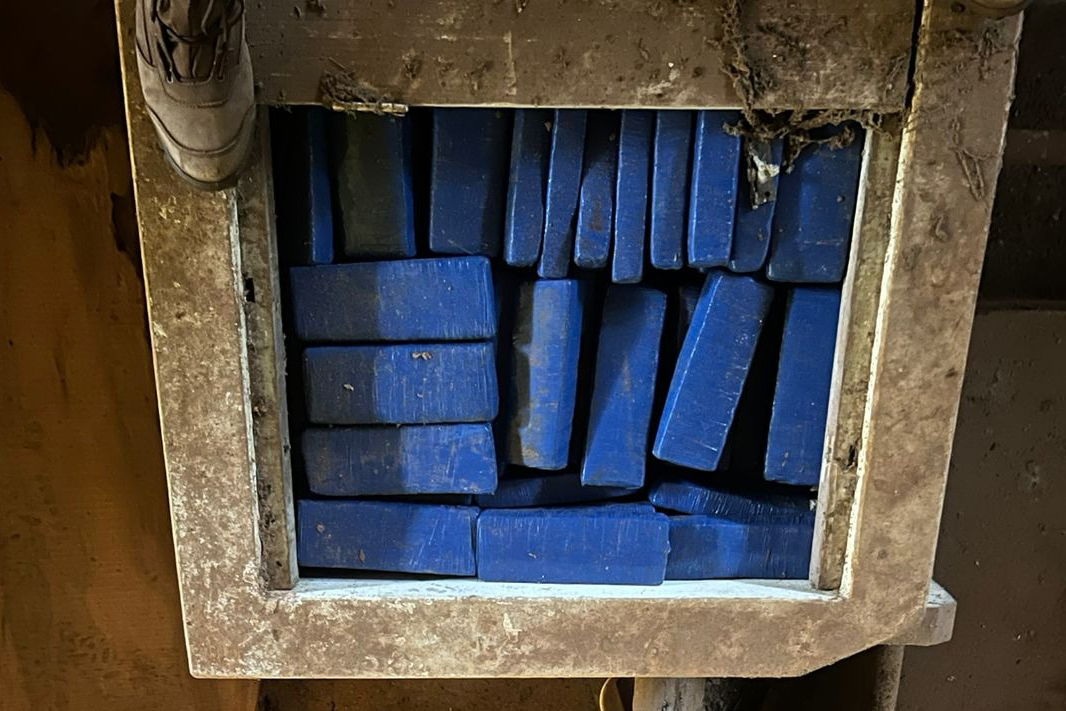 PCPR e PMPR apreendem quase 900 quilos de maconha e arsenal em depósito rural no Oeste