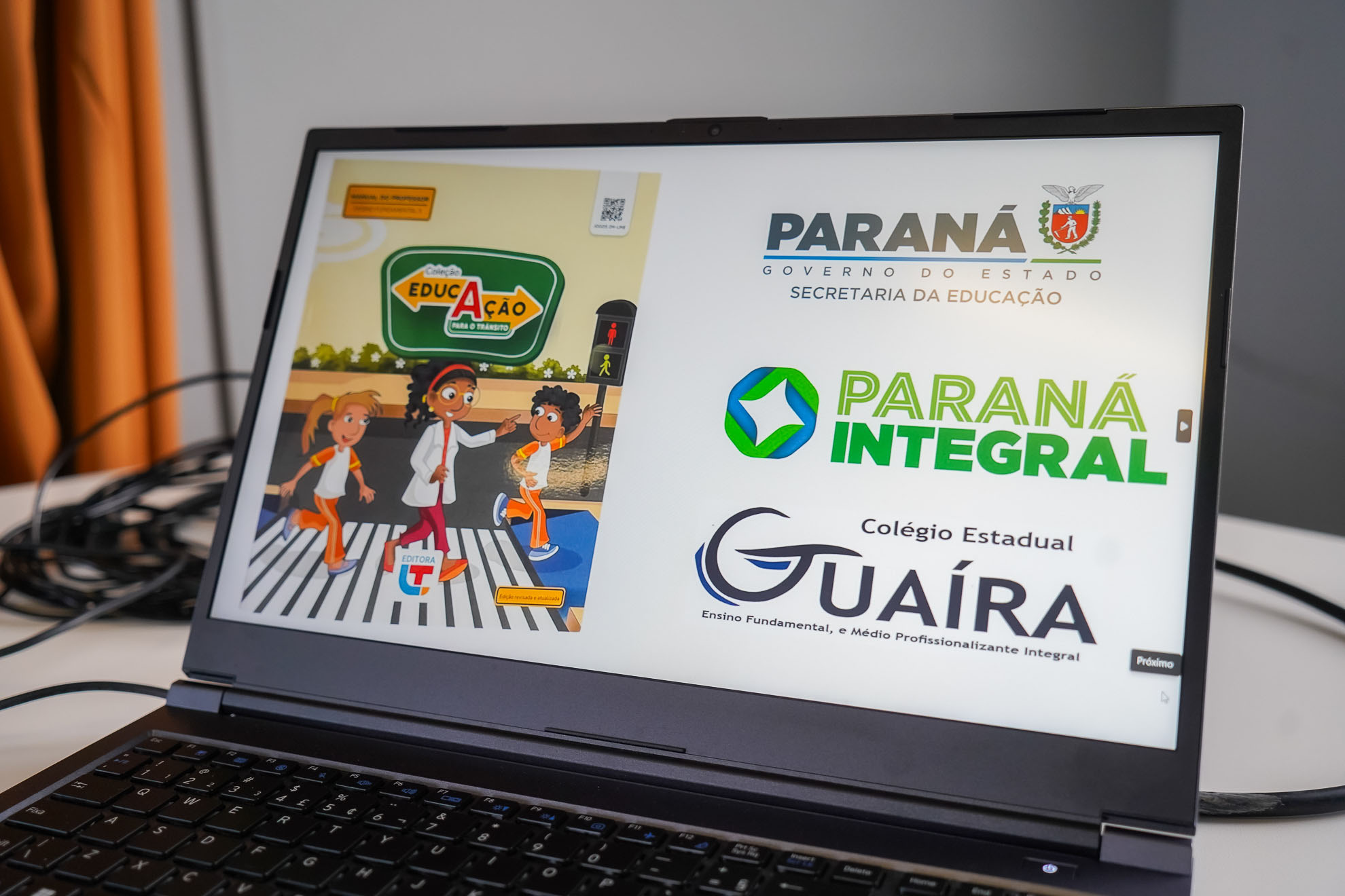 SEED - Escolas integrais recebem material de educação para o trânsito