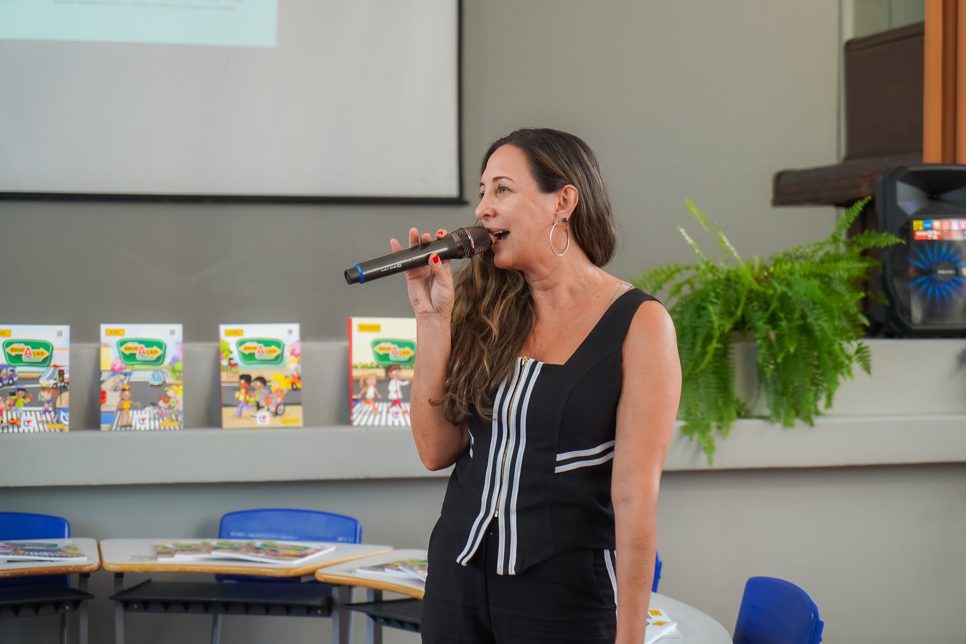 SEED - Escolas integrais recebem material de educação para o trânsito