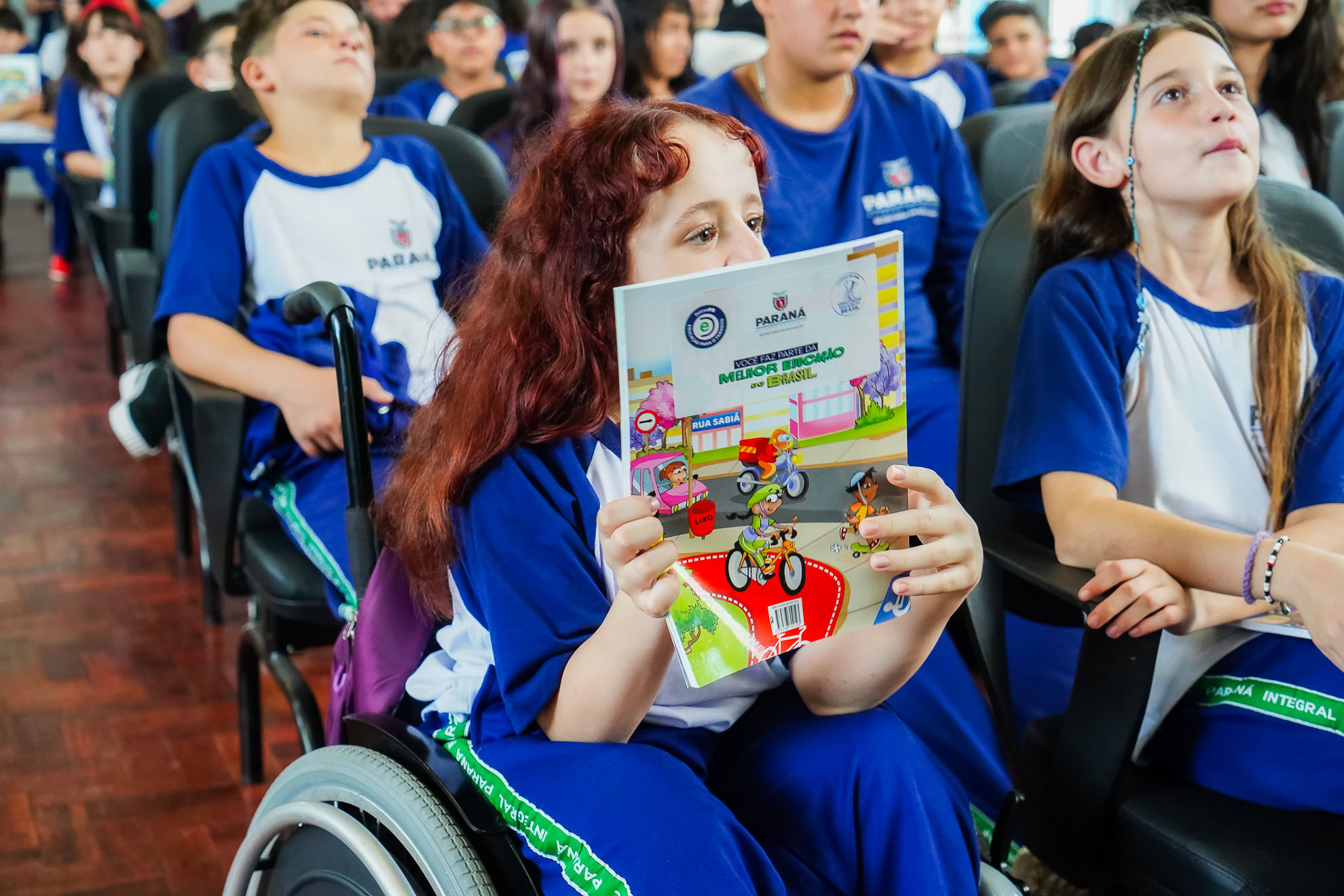 SEED - Escolas integrais recebem material de educação para o trânsito