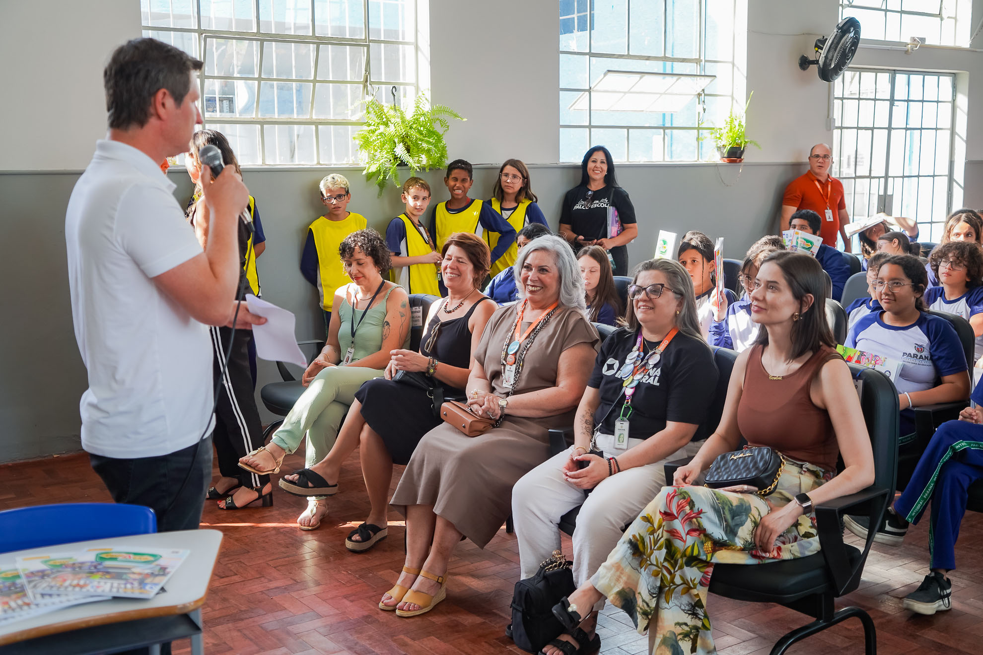 SEED - Escolas integrais recebem material de educação para o trânsito