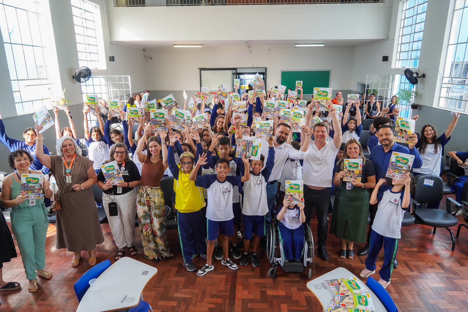 SEED - Escolas integrais recebem material de educação para o trânsito