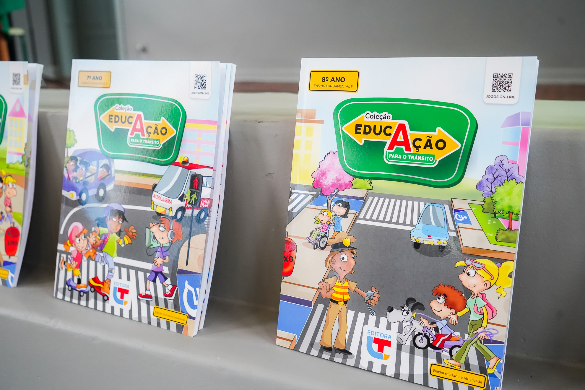 SEED - Escolas integrais recebem material de educação para o trânsito