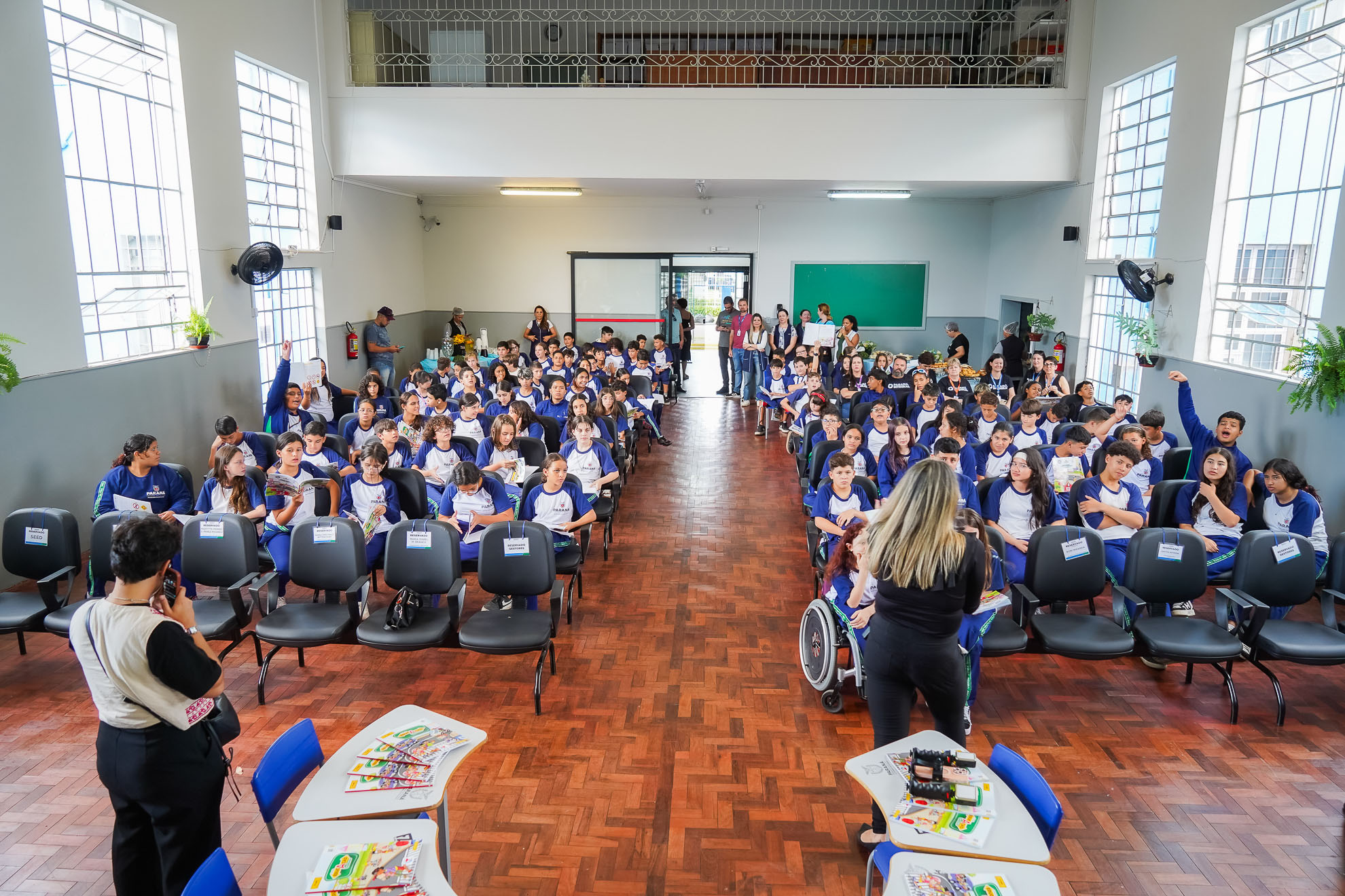 SEED - Escolas integrais recebem material de educação para o trânsito