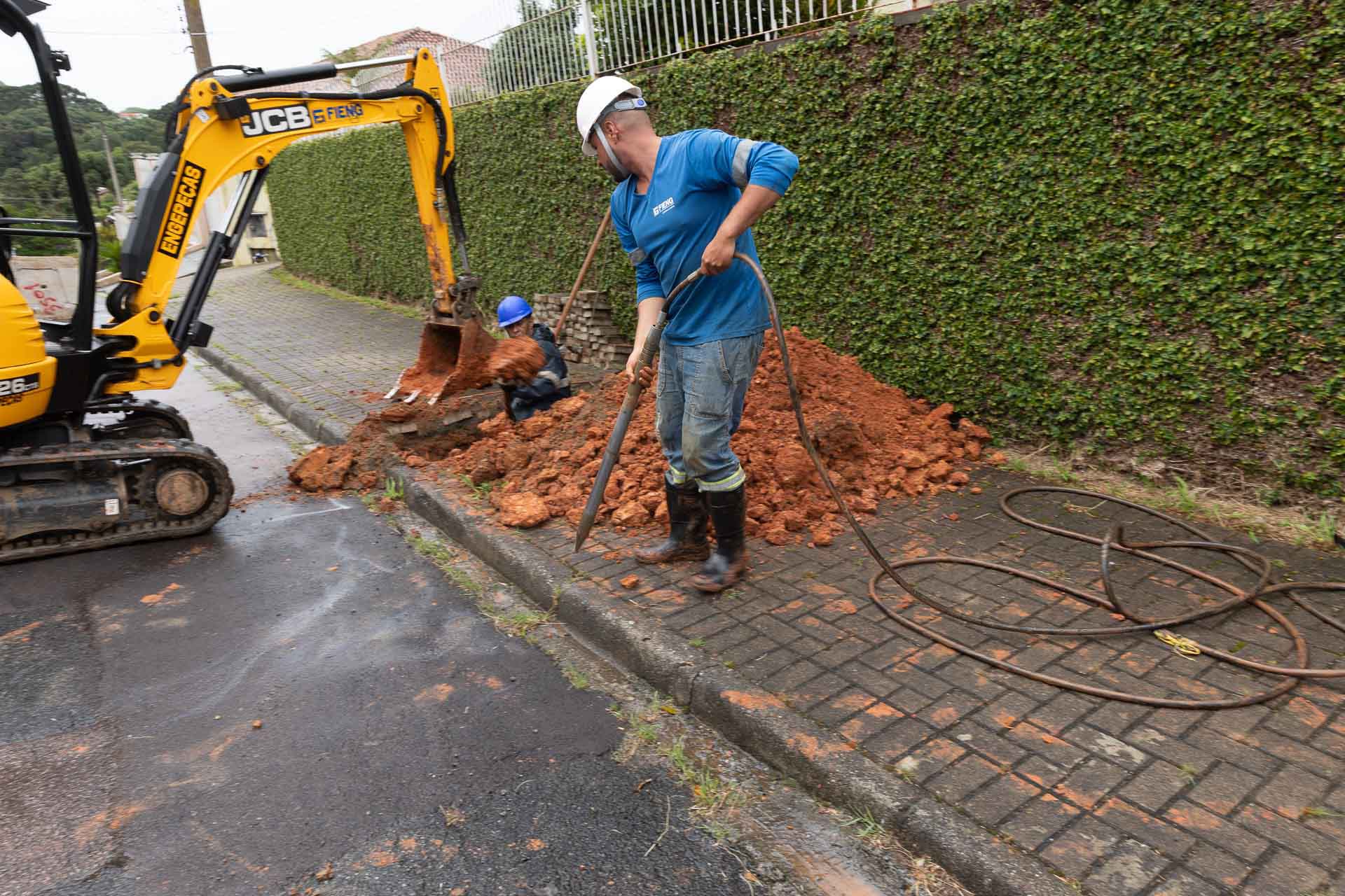 Sanepar evita abrir buracos nas ruas em consertos com uso do “tatuzinho”