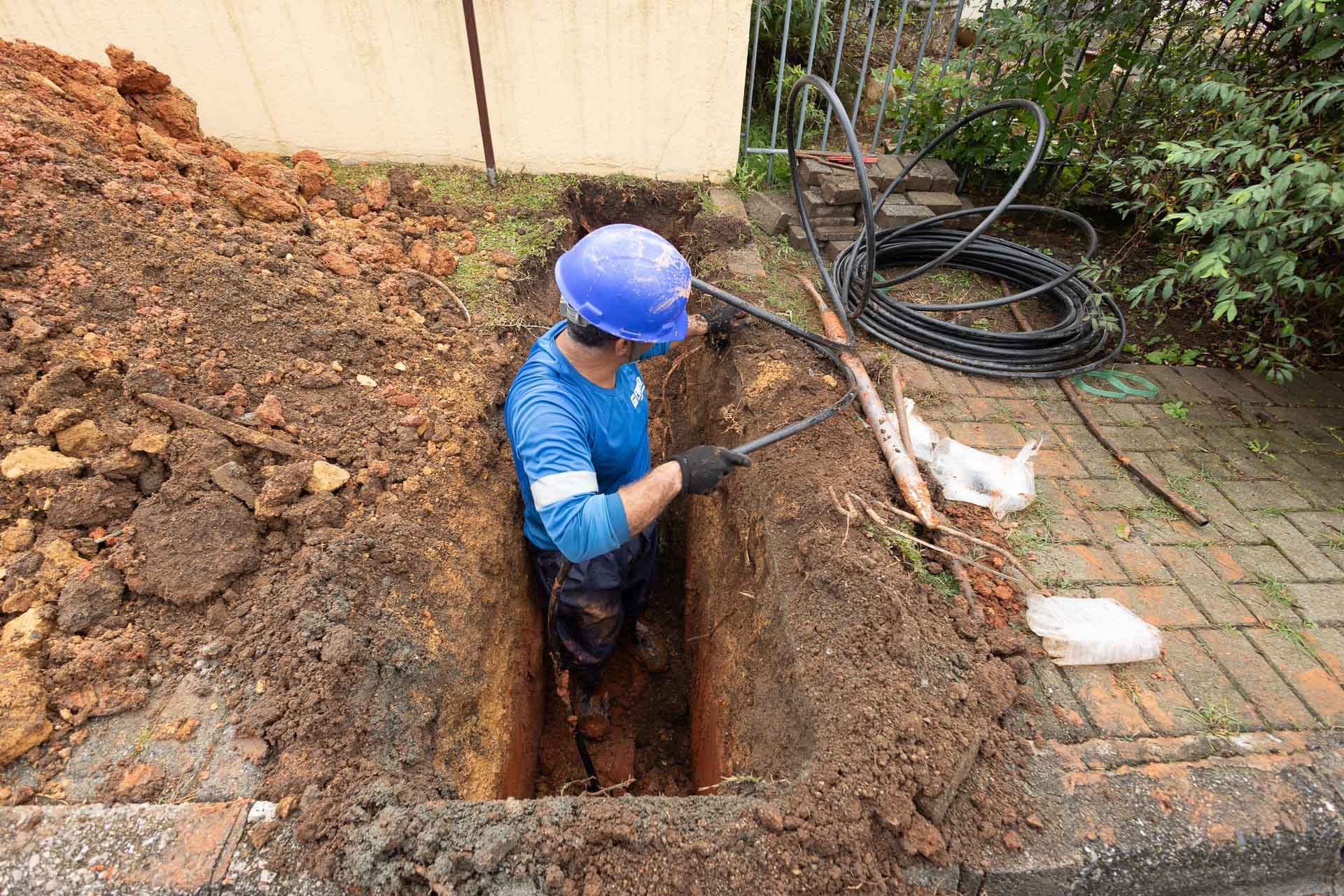 Sanepar evita abrir buracos nas ruas em consertos com uso do “tatuzinho”