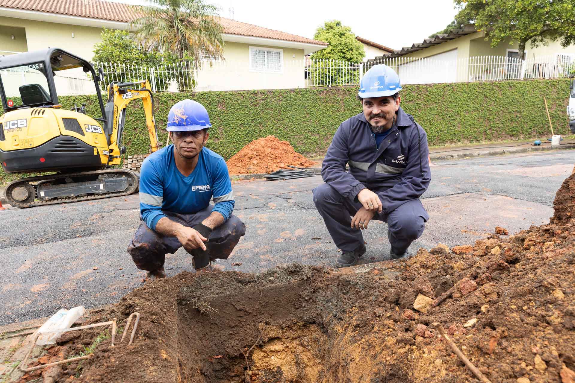 Sanepar evita abrir buracos nas ruas em consertos com uso do “tatuzinho”