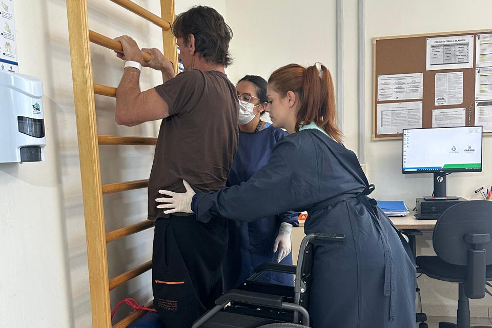 Após aplicação da polilaminina, paciente inicia fisioterapia no Hospital de Reabilitação