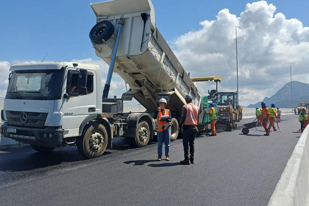 Pavimentação e instalação de iluminação seguem avançando na Ponte de Guaratuba 