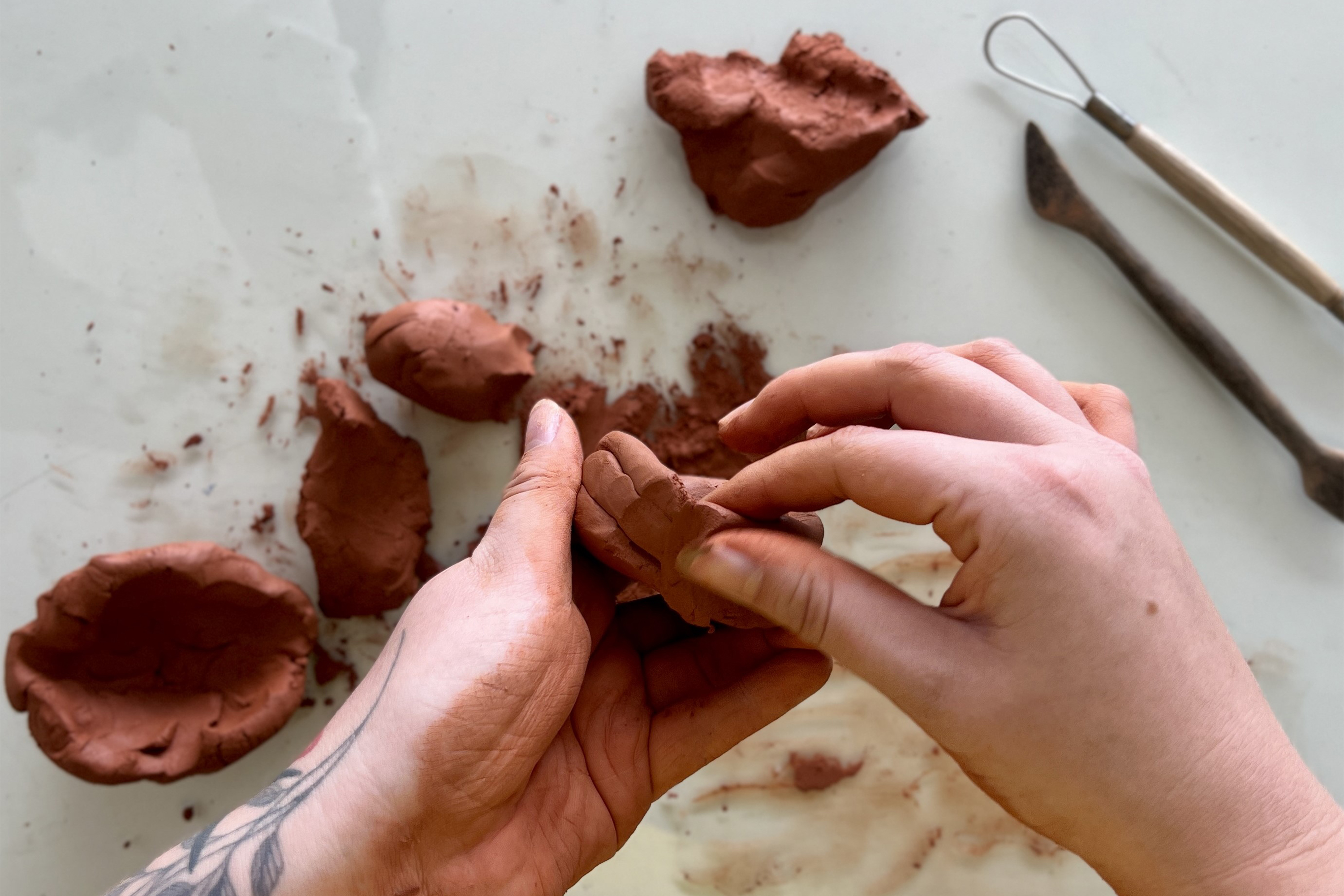 MON promove oficina de modelagem em argila no mês de abril