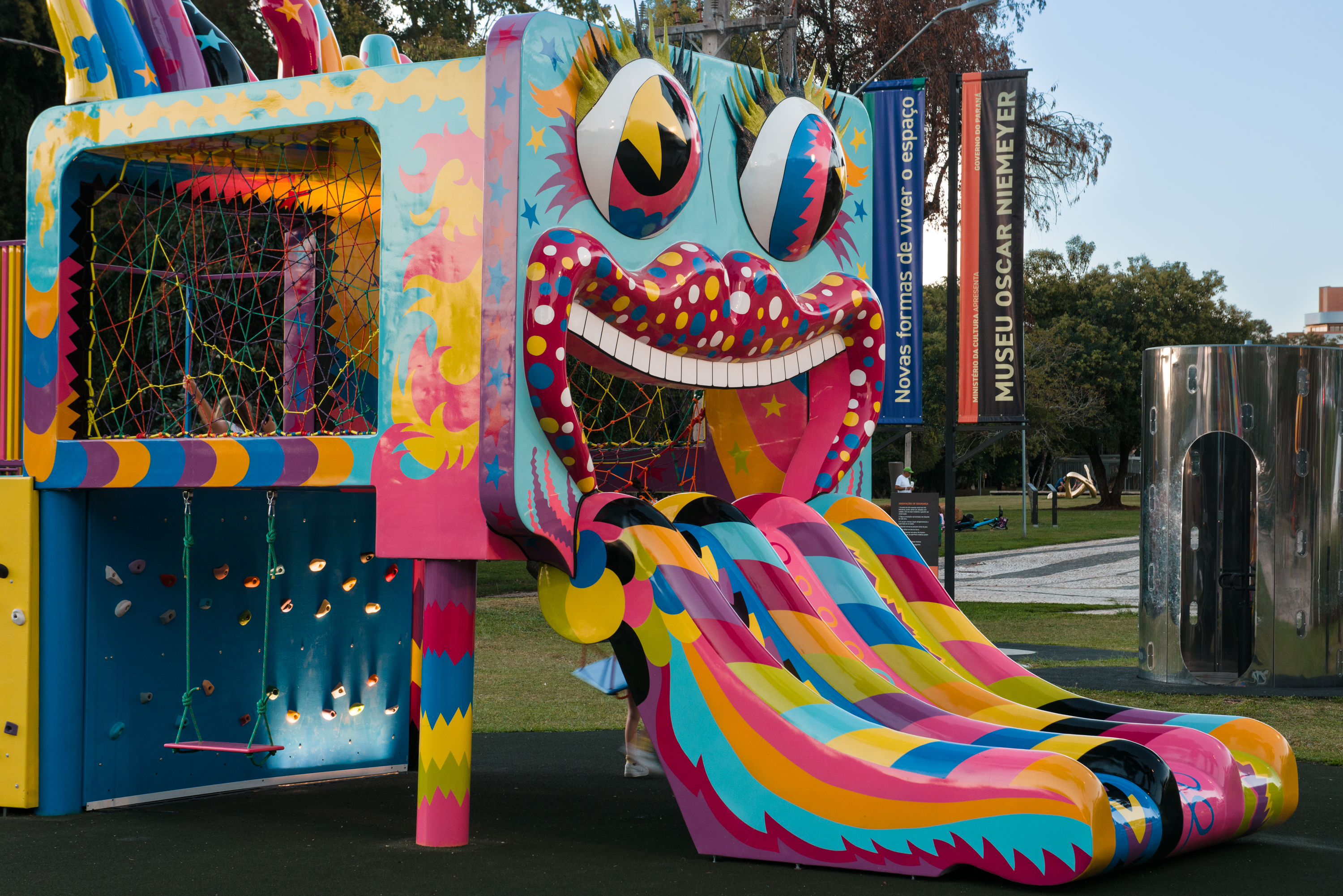 MON inaugura obra do artista avaf e convida o público a uma caça às artes na área externa do Museu