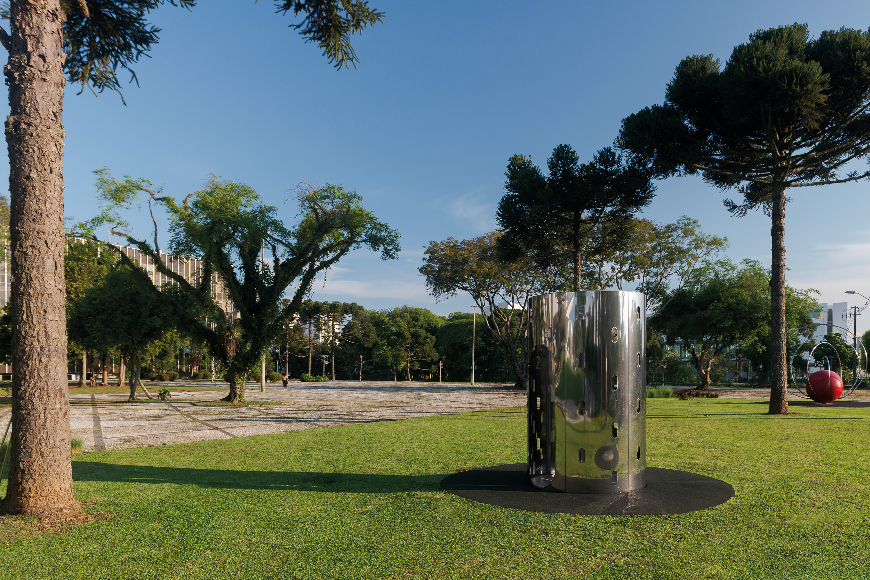 MON inaugura obra do artista avaf e convida o público a uma caça às artes na área externa do Museu