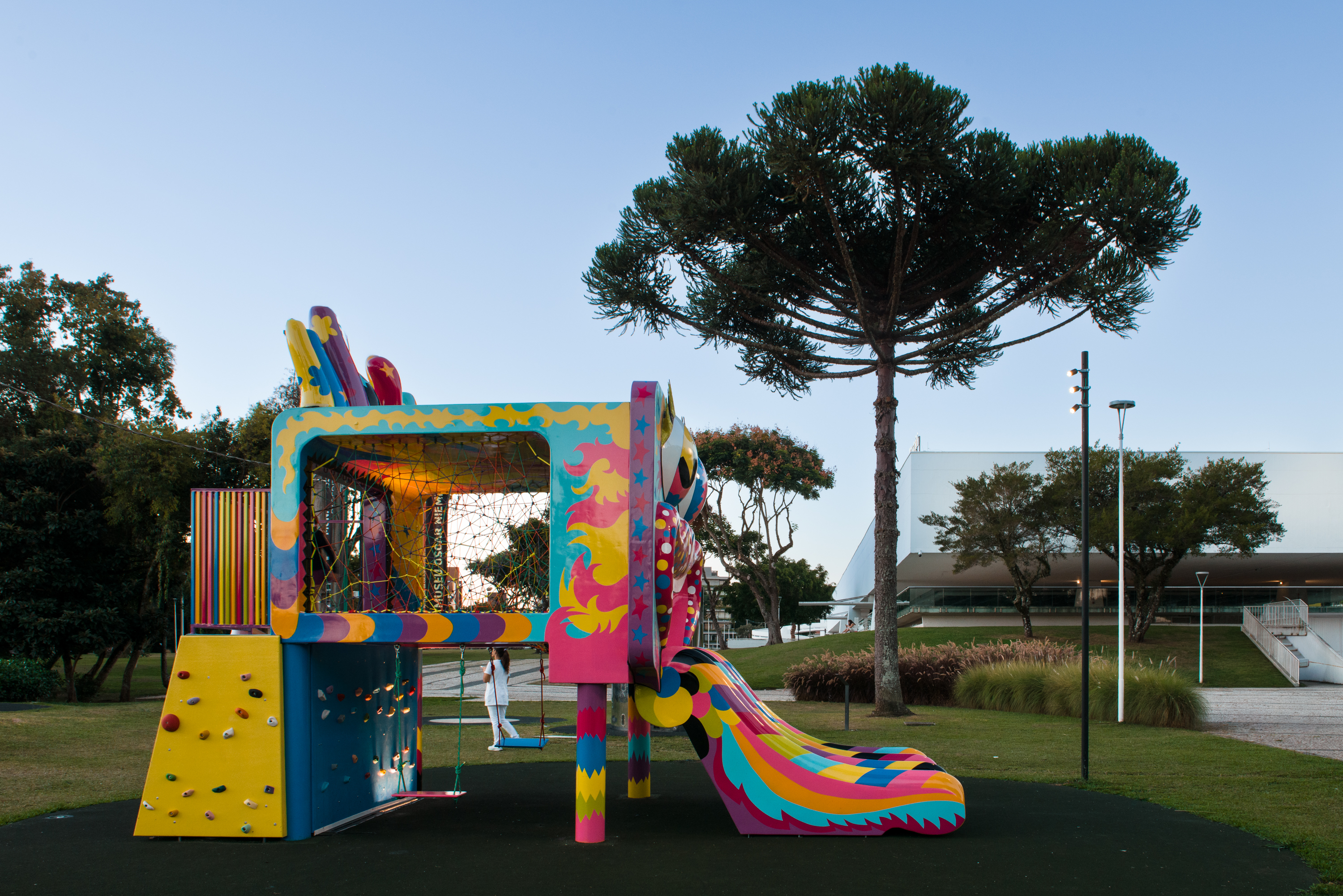 MON inaugura obra do artista avaf e convida o público a uma caça às artes na área externa do Museu