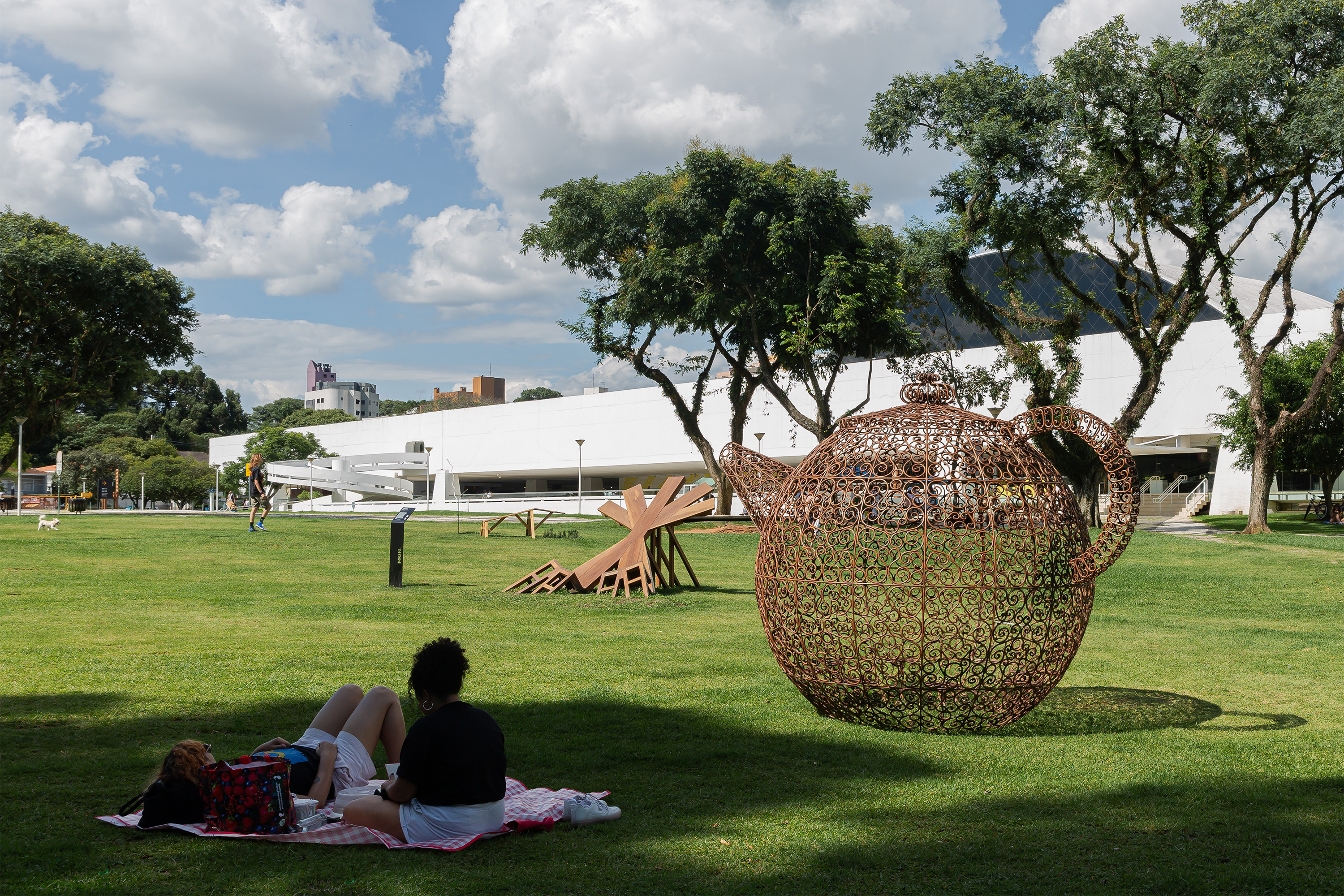 MON inaugura obra do artista avaf e convida o público a uma caça às artes na área externa do Museu