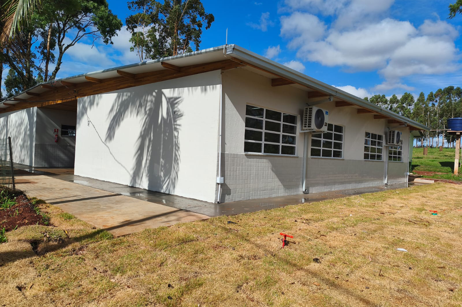 Governo avança na substituição de salas de madeira e prevê novas entregas até o fim de abril