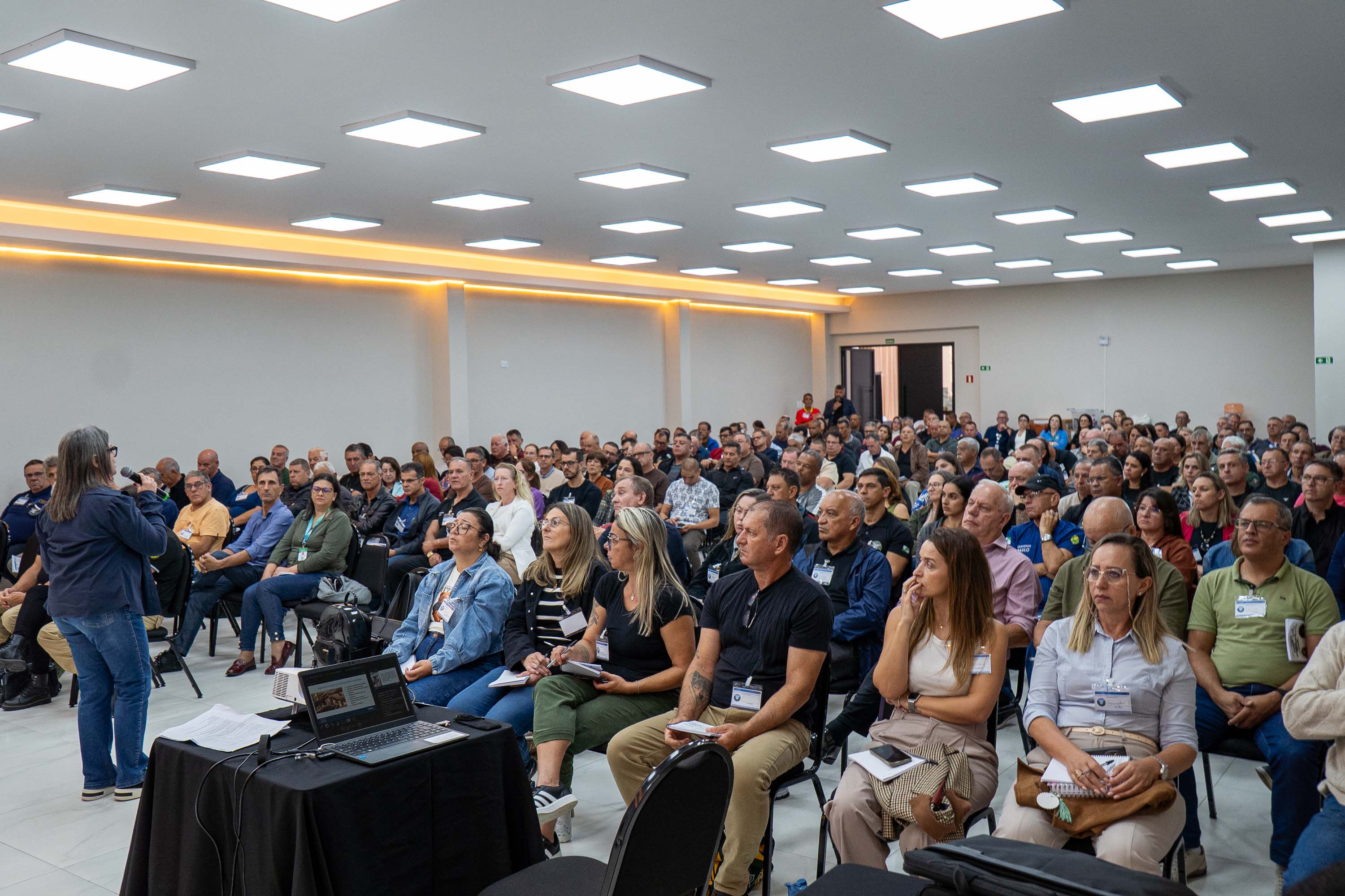 Capacitação de monitores e pedagogos dos colégios cívico-militares avança para o Interior do Paraná