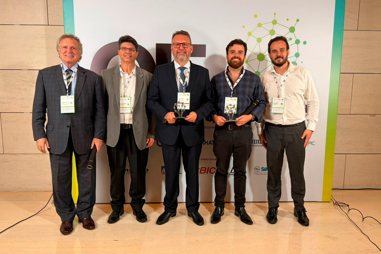 Na foto, Wilson Bley Lipski (Presidente da Sanepar), Guilherme Goetze (Gerente de Contrato da obra ETE CIC Xisto), Marcelo Bueno (Diretor GEL), Rubens Mascarin (Diretor ACQUA) e Anatalicio Risden Junior (Diretor de Inovação e Novos Negócios da Sanepar) 