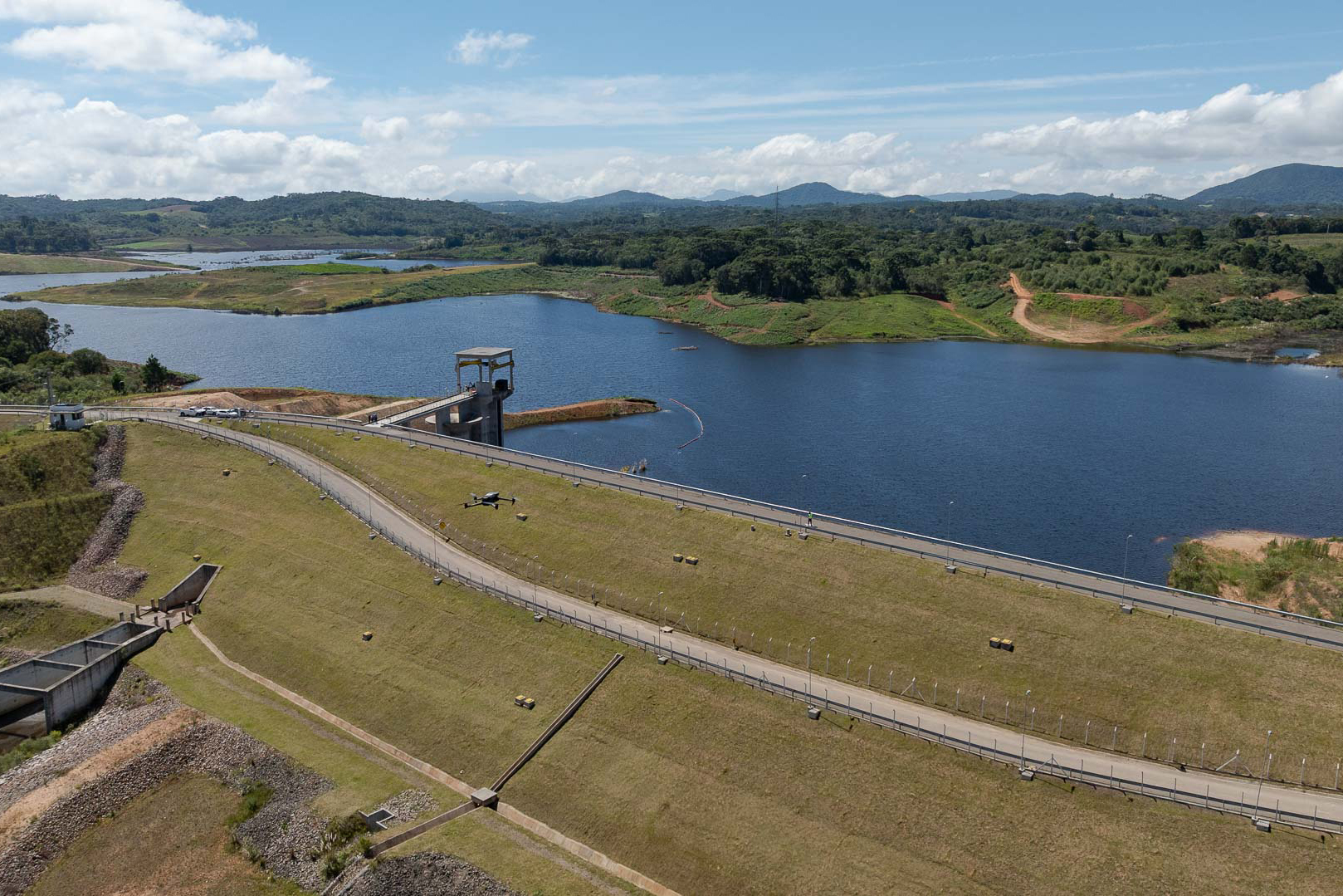 Sanepar usa drone e barco autônomo para garantir eficiência na represa do Miringuava
