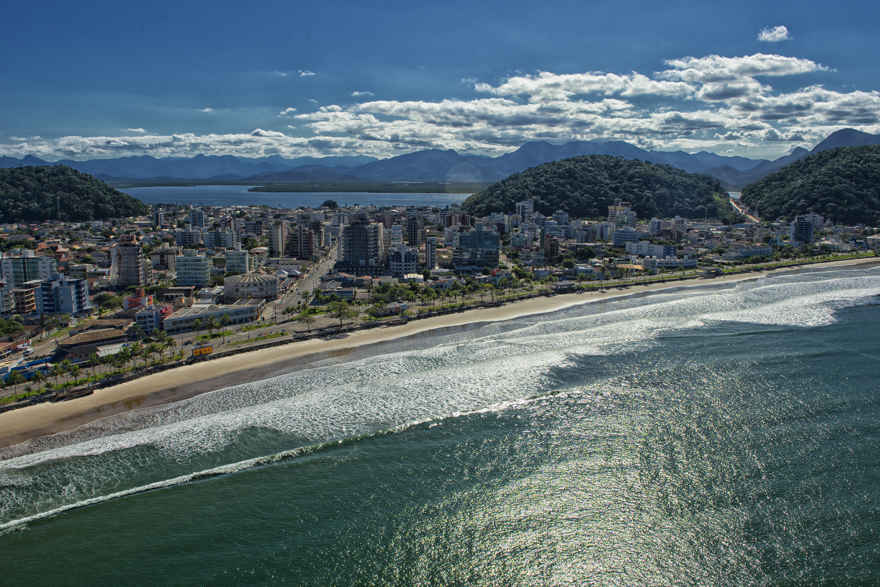 Efeito da ponte: Guaratuba tem 40 prédios em construção e comércio no Litoral dobra de tamanho