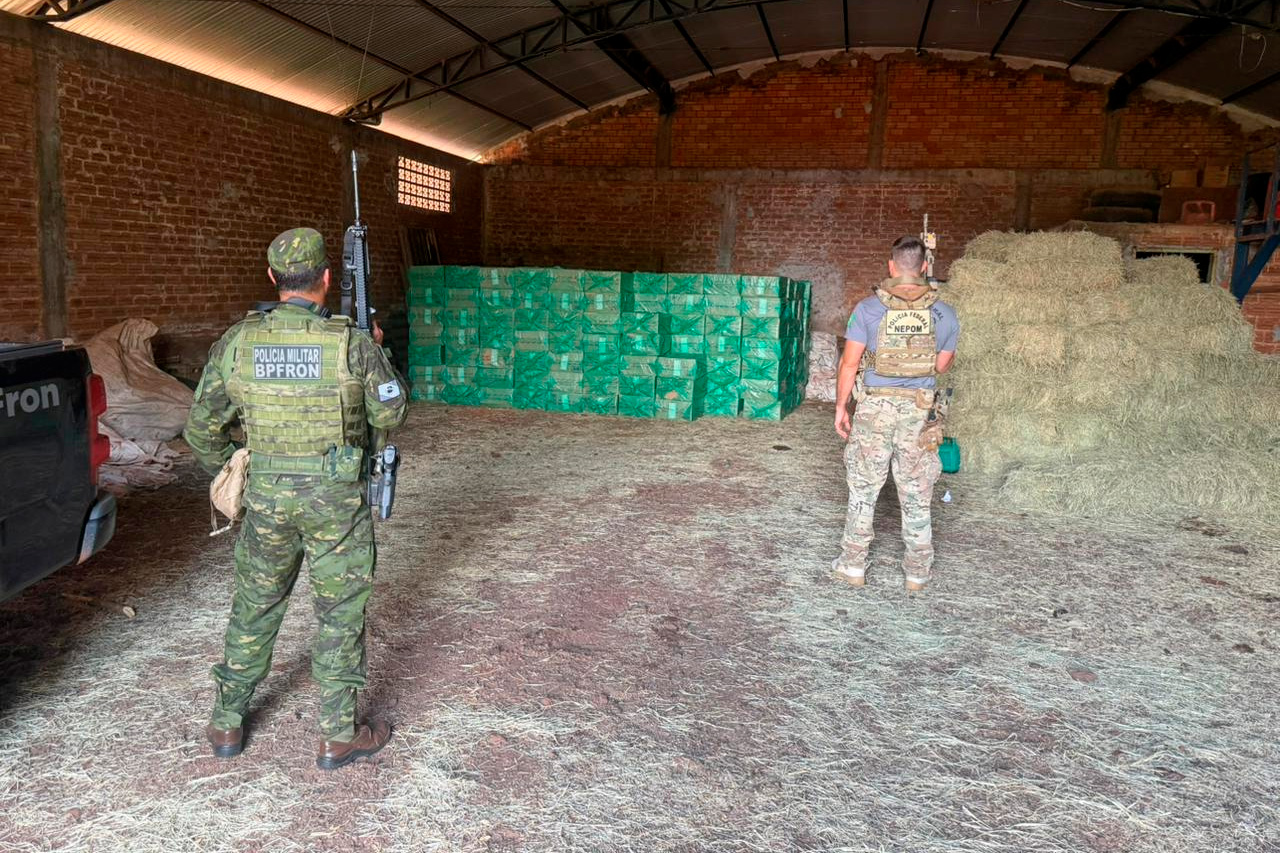 PMPR e PF prendem sete homens e apreendem 20 mil pacotes de cigarros contrabandeados no Noroeste