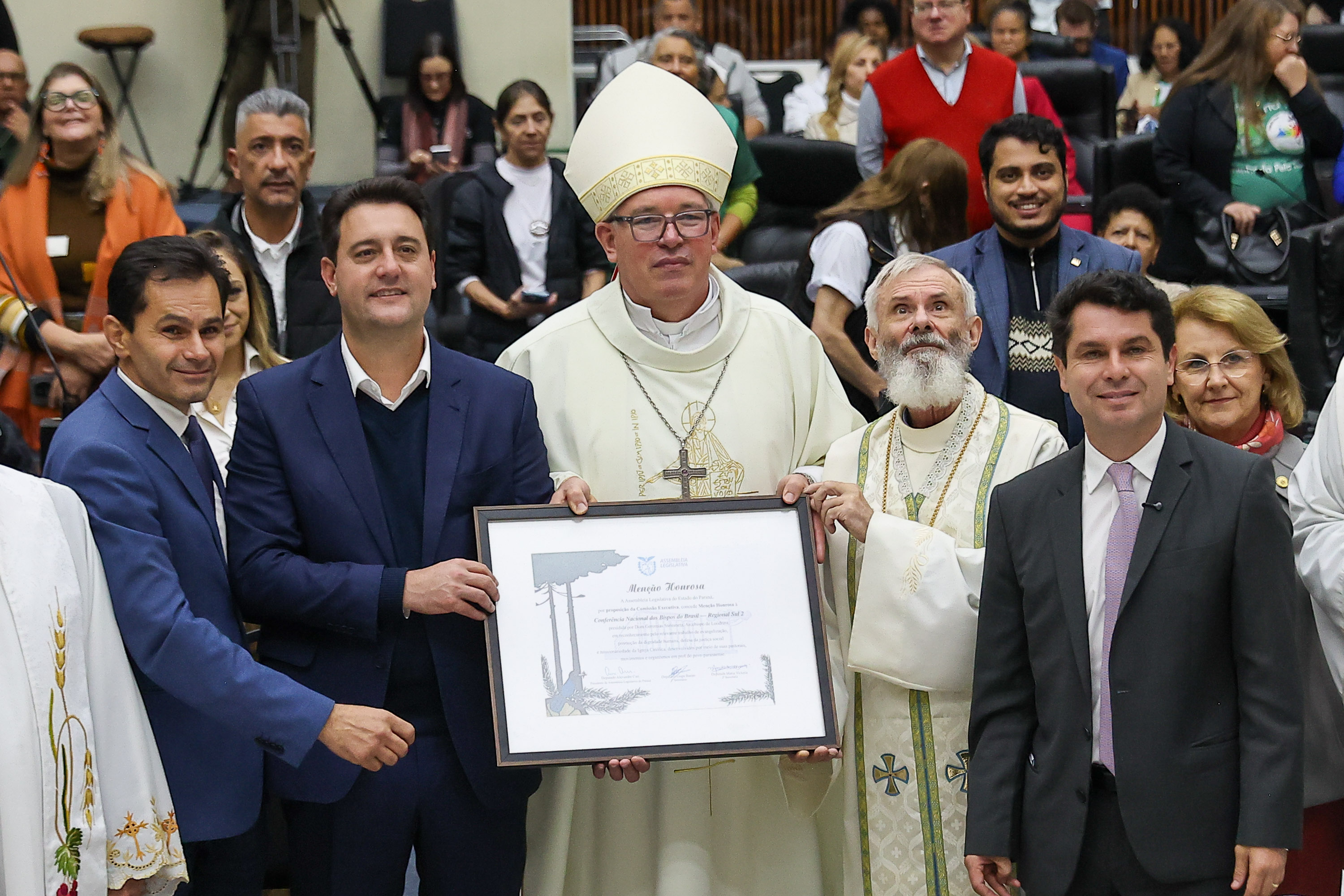 O governador Carlos Massa Ratinho Junior participa nesta terça-feira (26) da sessão solene em Homenagem da Assembleia Legislativa do Estado do Paraná às lideranças religiosas da Igreja Católica e à Conferência Nacional dos Bispos do Brasil – Regional Sul 2